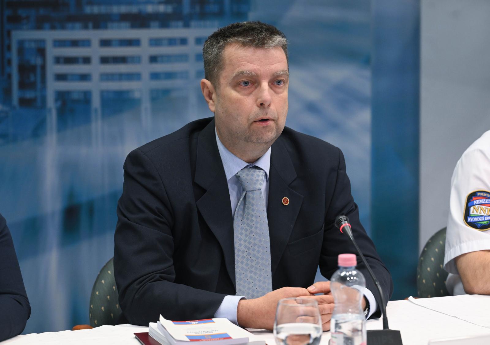 Politikailag érzékeny ügyek nyomozásának befolyásolásával indokolta lemondását a korábbi főügyész
