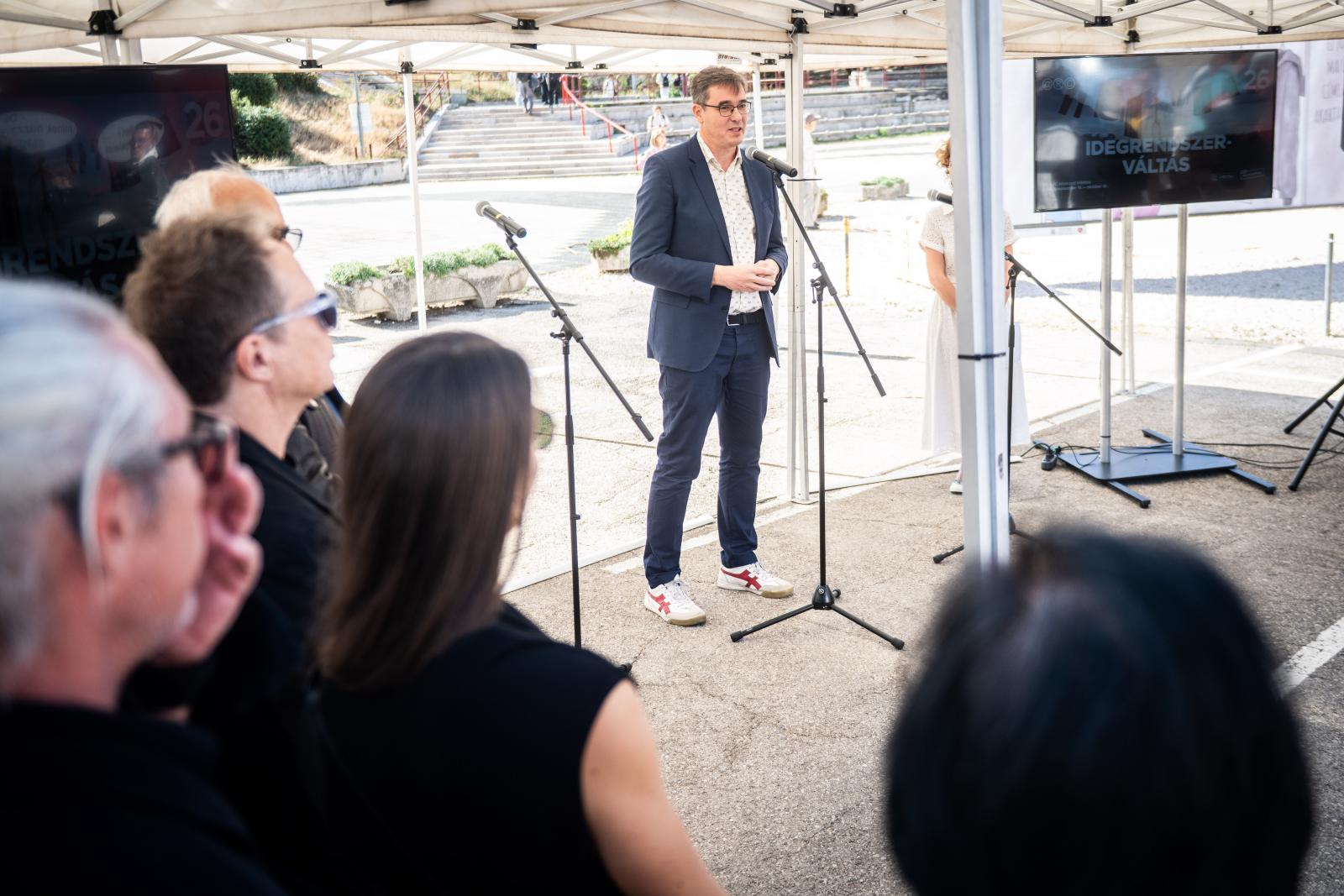 Karácsony Gergely főpolgármester beszédet mond az Idegrendszerváltás címmel meghirdetett 26. ARC plakátkiállítás megnyitóján a budapesti Goldmann György téren 2026. szeptember 18-án