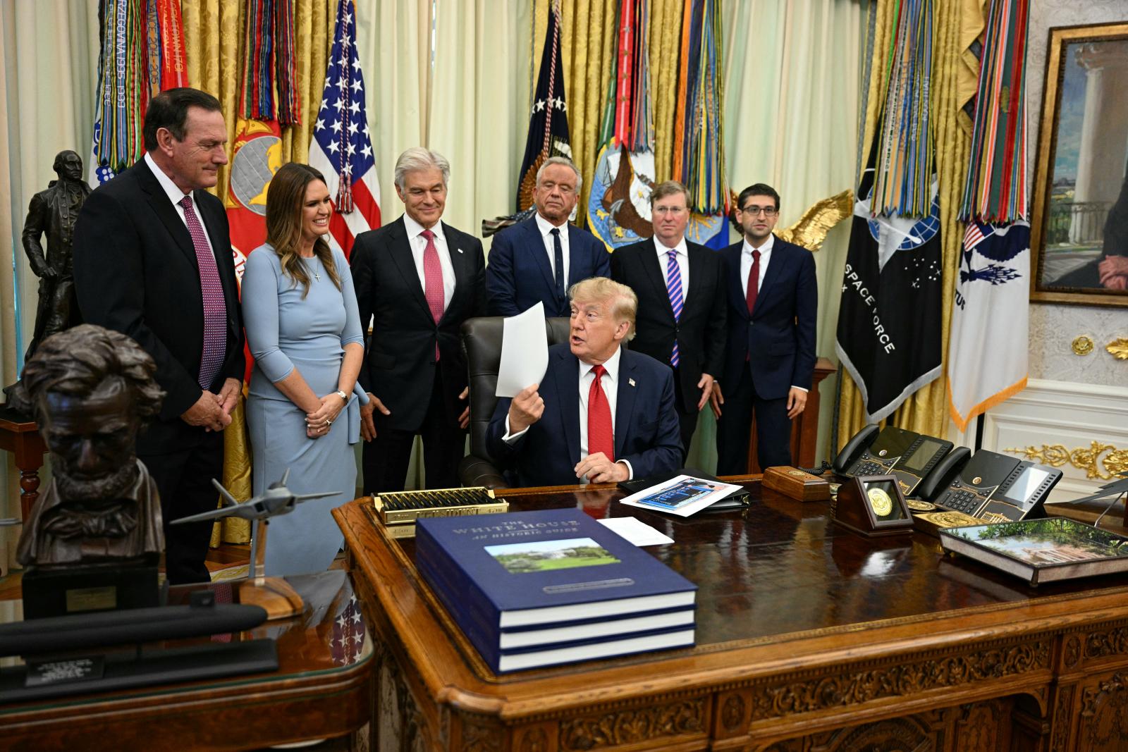 Donald Trump aláírta a törvényt, akár százszázalékos büntetővámot vethet ki az Oroszország elleni szankciók megszegőire
