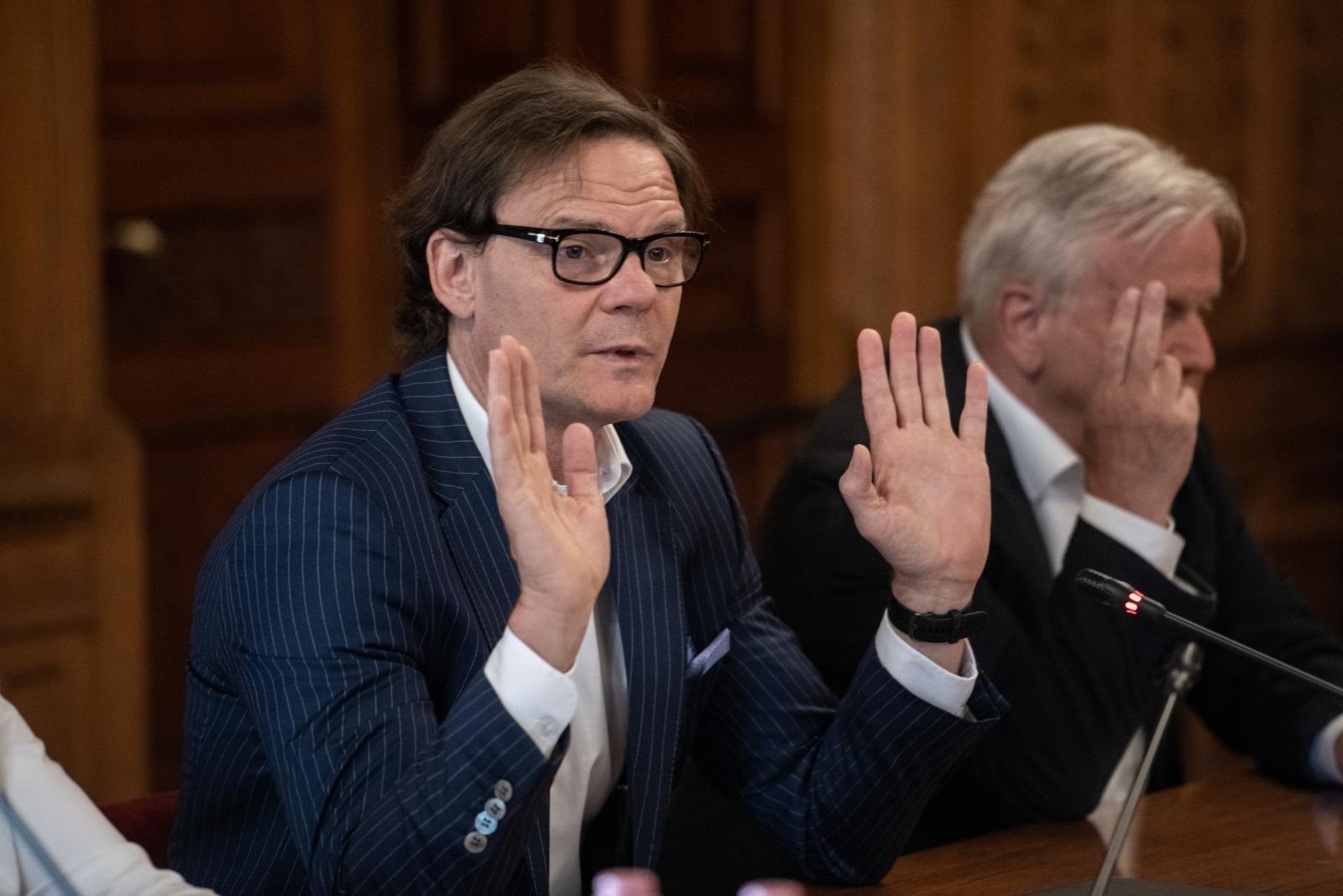 Bánki Erikkel való személyes kapcsolata miatt kizárták a Volvo-perként elhíresült büntetőügy nyomozásából a Baranya megyei főügyészt