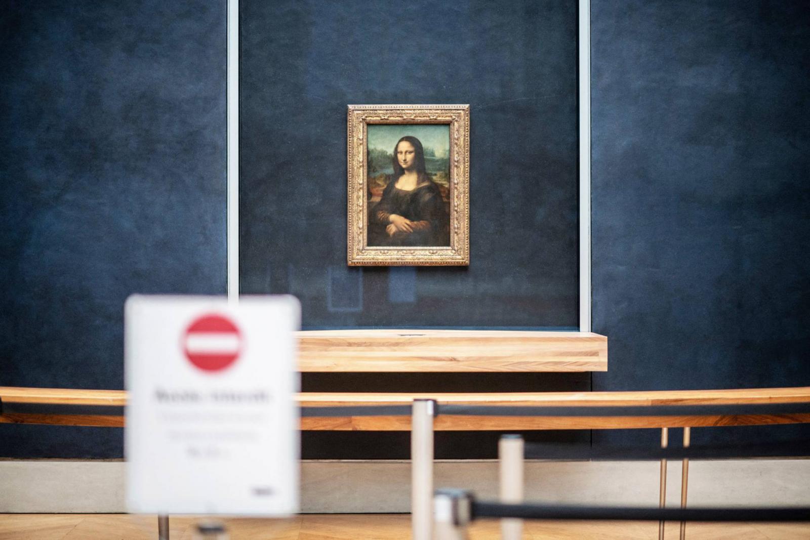 Őrizetbe vettek két német férfit a Louvre-ban, mert festményeket ragasztottak a falra a Mona Lisa mellé