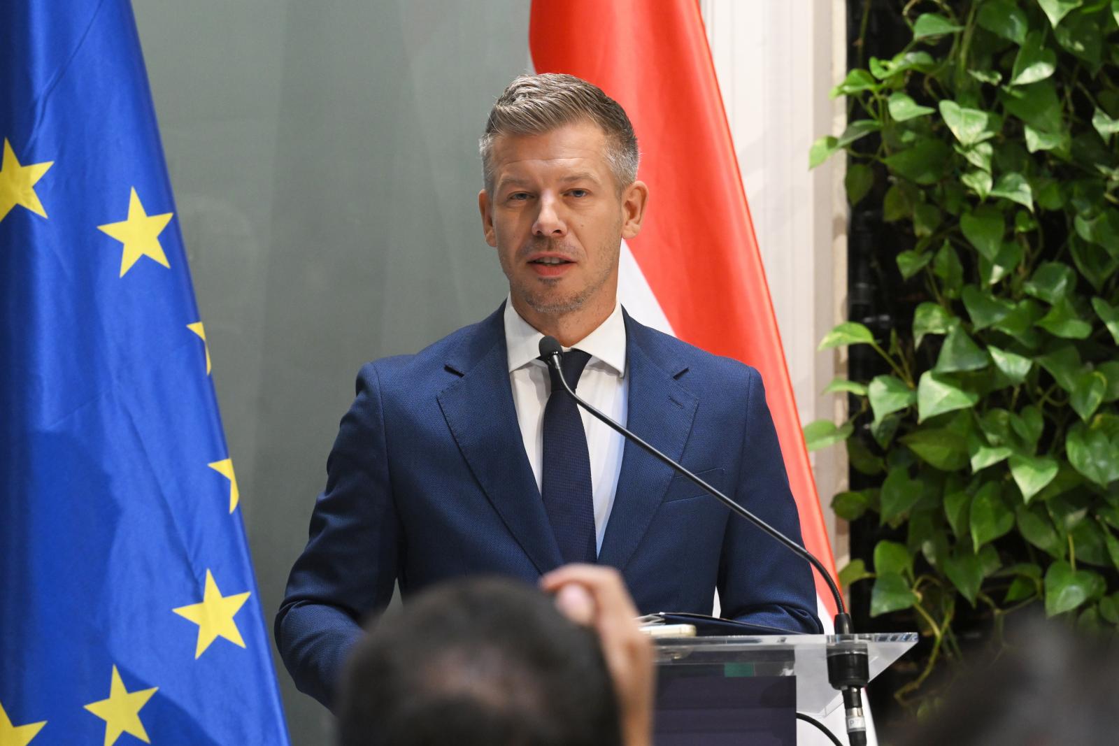 Hogyan megy neki a miniszterelnök a sajtónak?