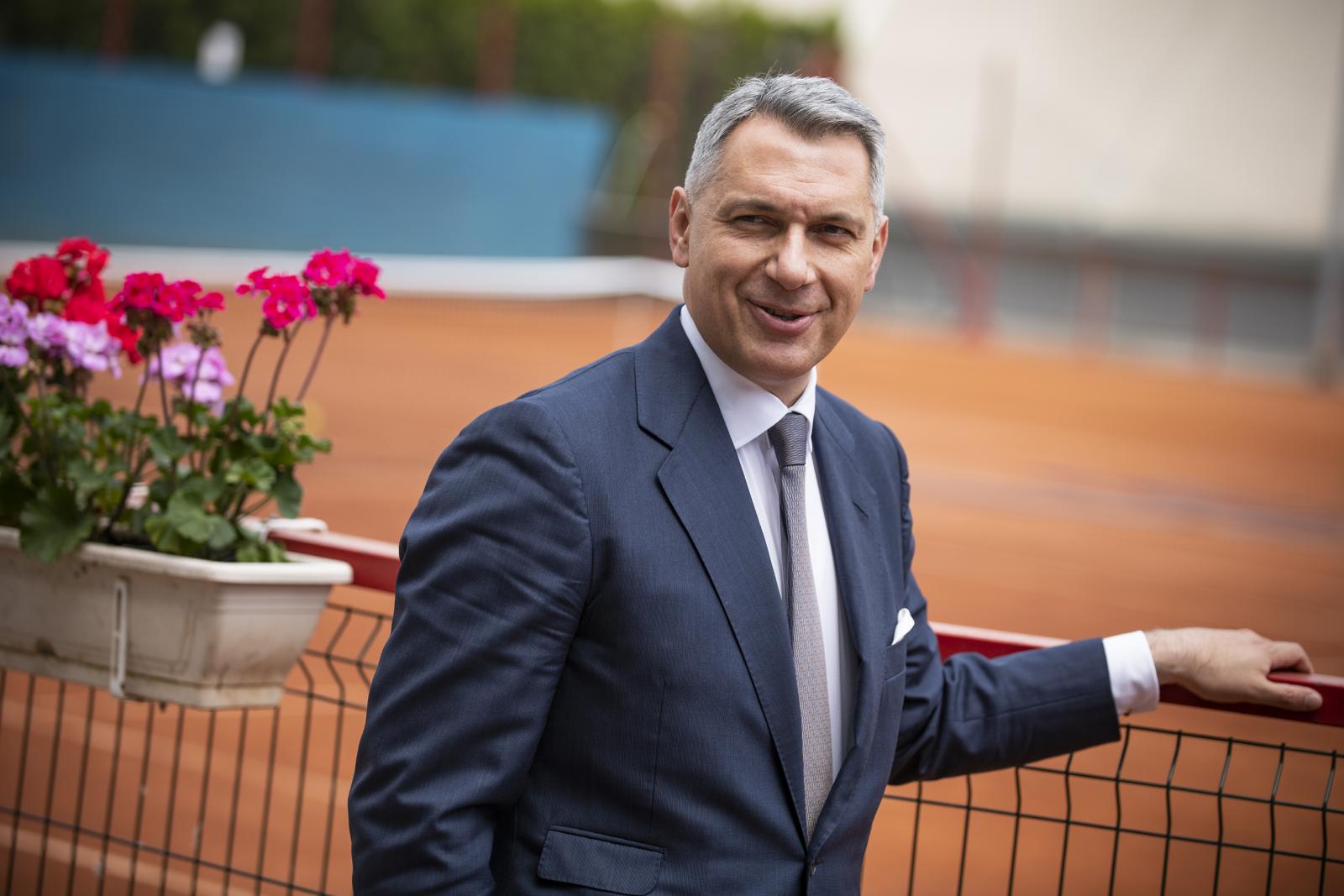 Lázár János kastélya mellett napelempark és több más létesítmény is engedély nélkül épült az erdőben
