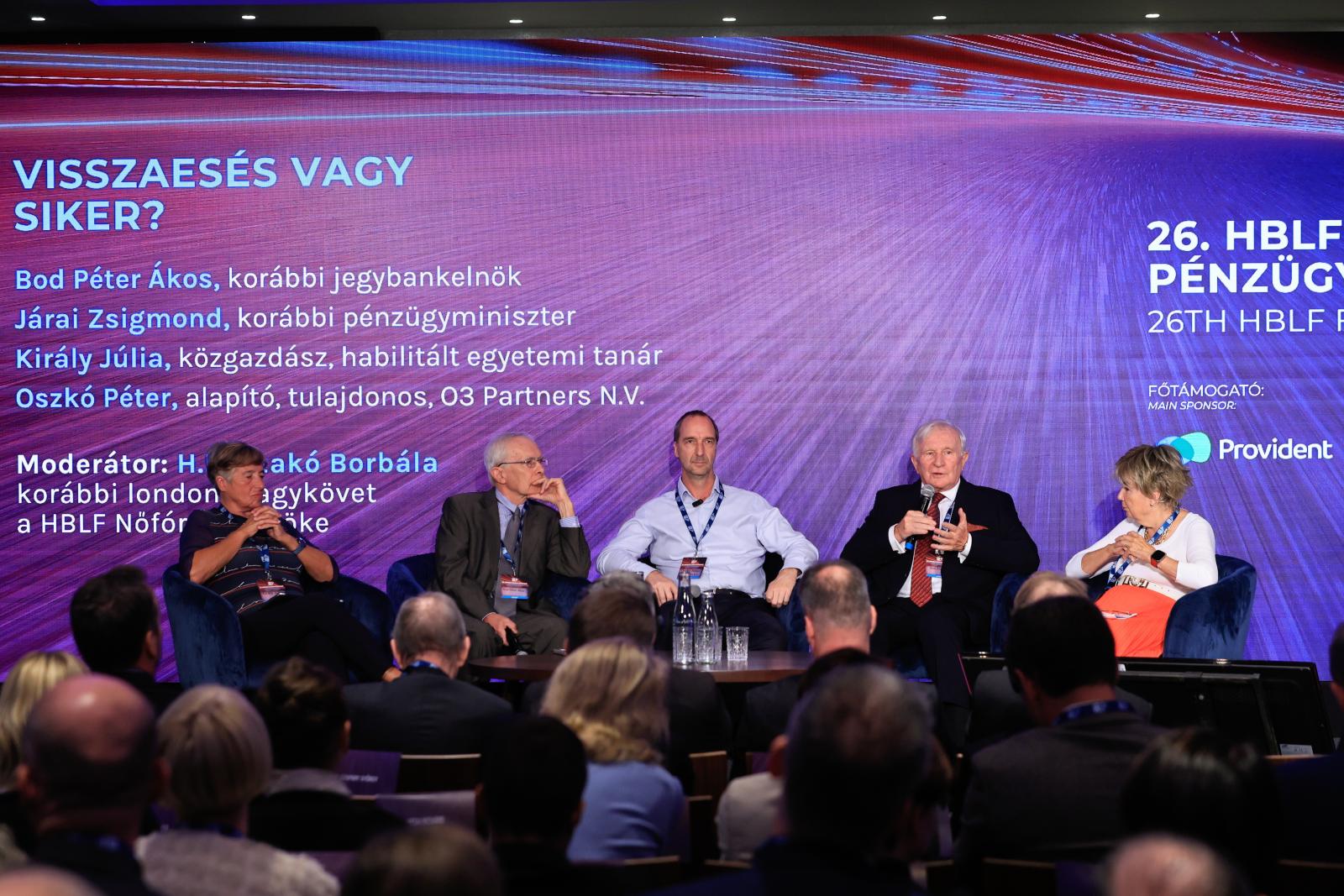 Király Júlia közgazdász, Bod Péter Ákos volt jegybankelnök, Oszkó Péter volt pénzügyminiszter, Járai Zsigmond volt pénzügyminiszter és Czakó Borbála korábbi londoni nagykövet