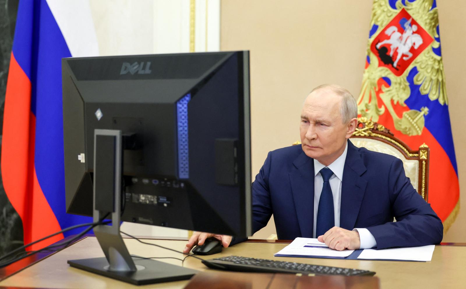 Az orosz állami hírügynökség, a Szputnyik által közreadott felvételen Vlagyimir Putyin orosz elnök online adja le szavazatát a parlamenti választáson Moszkvában