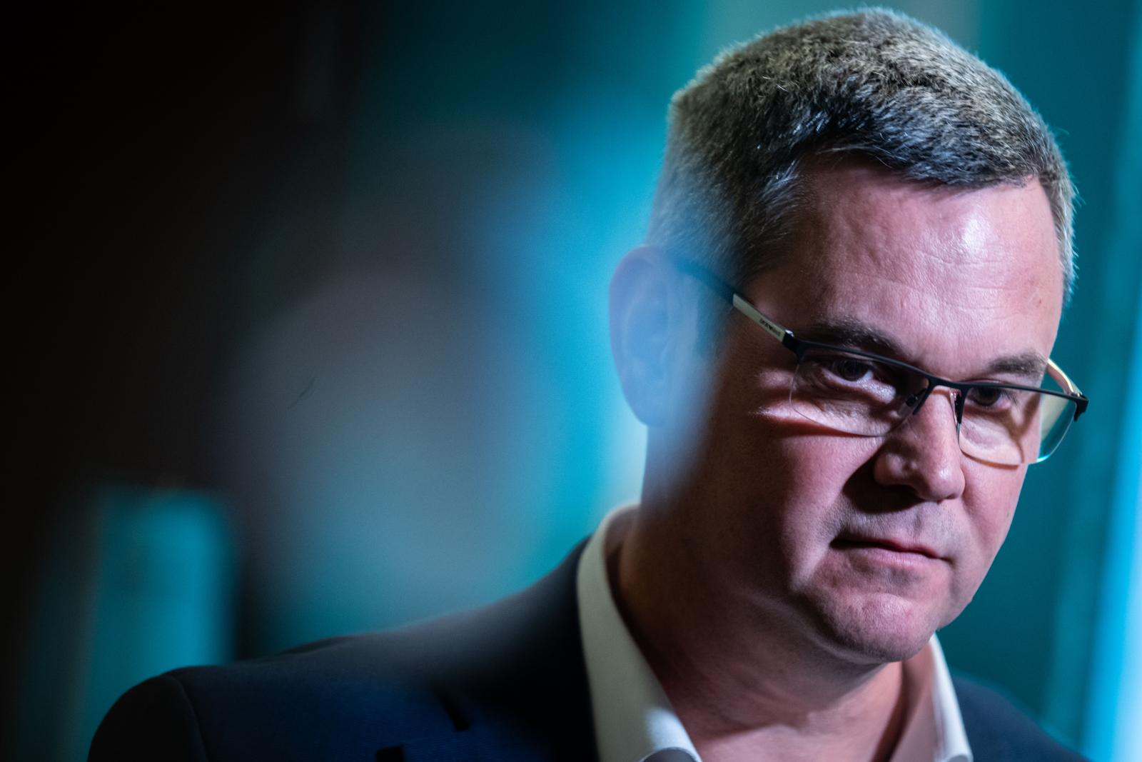 „Egy kicsit oda kéne nekik b*szni” – így reagált Takács Péter a MOK tiltakozására