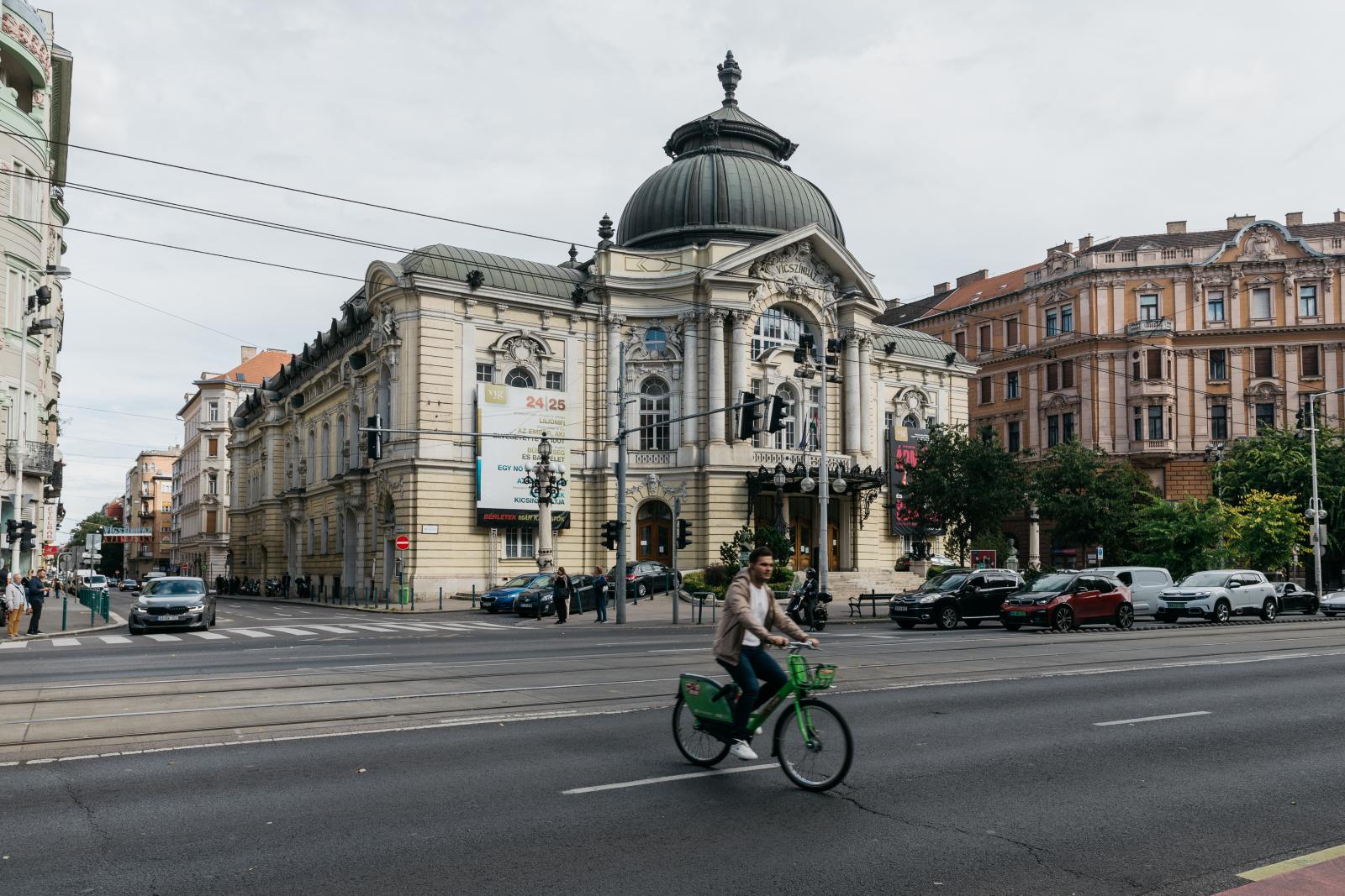 Csak a jó szerencsén múlt, hogy nem történt emberölés a Vígszínháznál