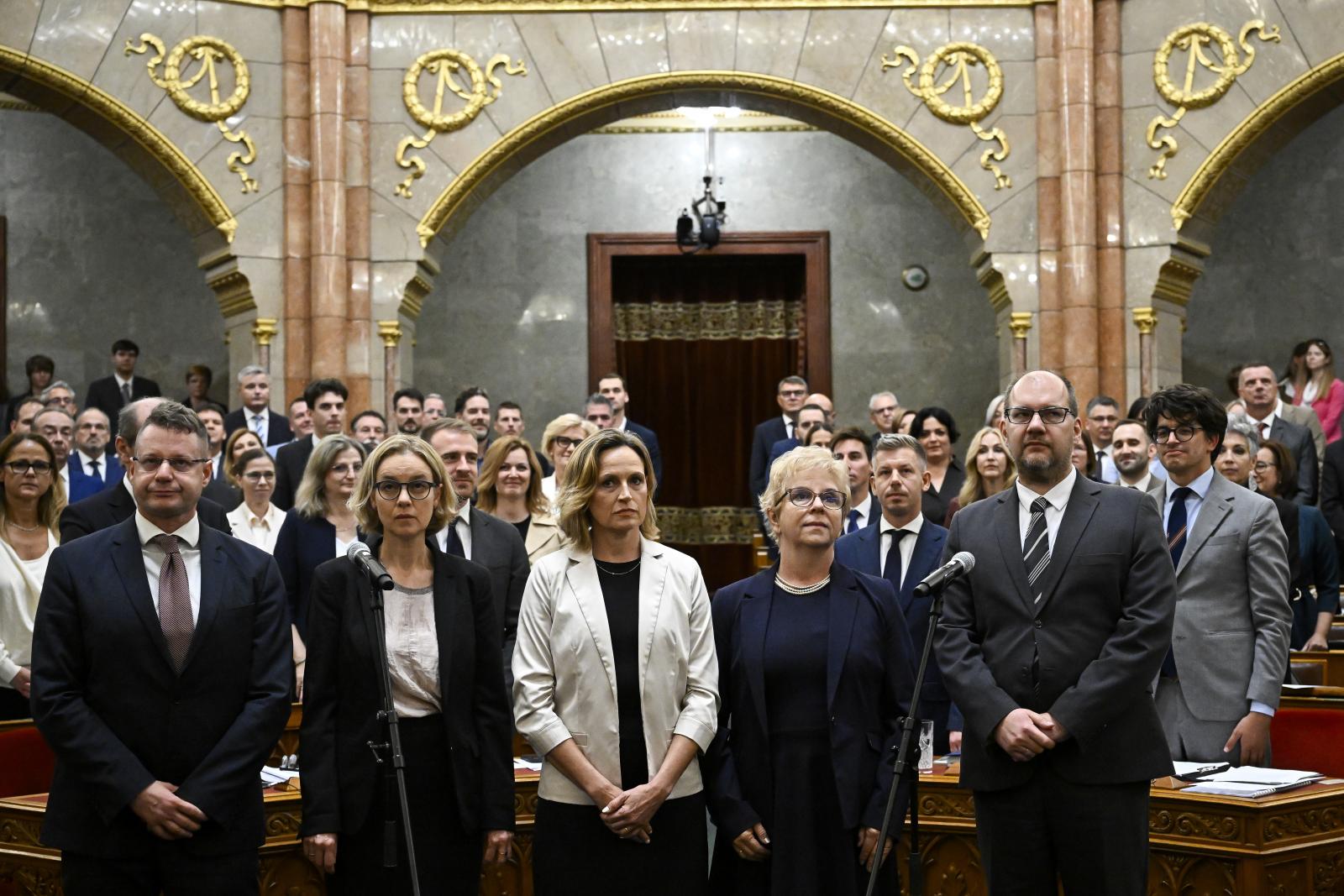 A Nemzeti Média és Hírközlési Hatóság (NMHH) Médiatanácsának elnökévé megválasztott Polyák Gábor médiajogász (j), valamint a testület tagjává megválasztott Tóth Máté energiajogász, Bodrogi Bea Judit médiajogász, Nagy Krisztina jogász, médiapedagógus és Be