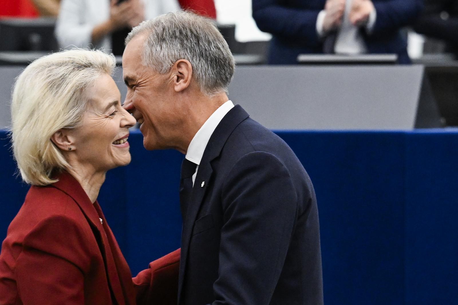 Mark Carney kanadai miniszterelnök üdvözli Ursula von der Leyent, az Európai Bizottság elnökét az Európai Parlament strasbourgi üléstermében 2026. szeptember 17-én