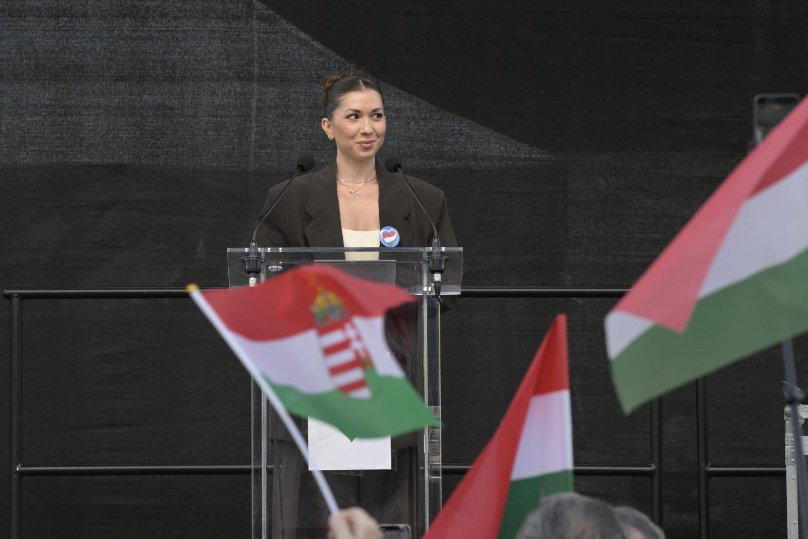 „Nem élhetsz olyan életet, amilyet akartál élni!” – Hatalmas Balásy–Déri–Orbán-bánatgejzír tört ki a főállású patrióta influenszerből, de hol élt az elmúlt 16 évben?