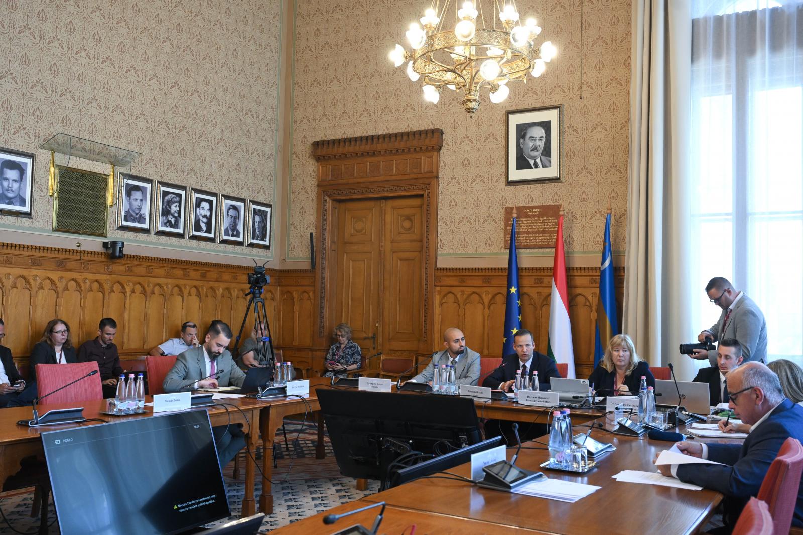 Draskovics Tibortól Rogán Antalig, Dávid Ibolyától Varga Juditig egy sor korábbi minisztert beidéz a végrehajtási visszaéléseket feltáró bizottság