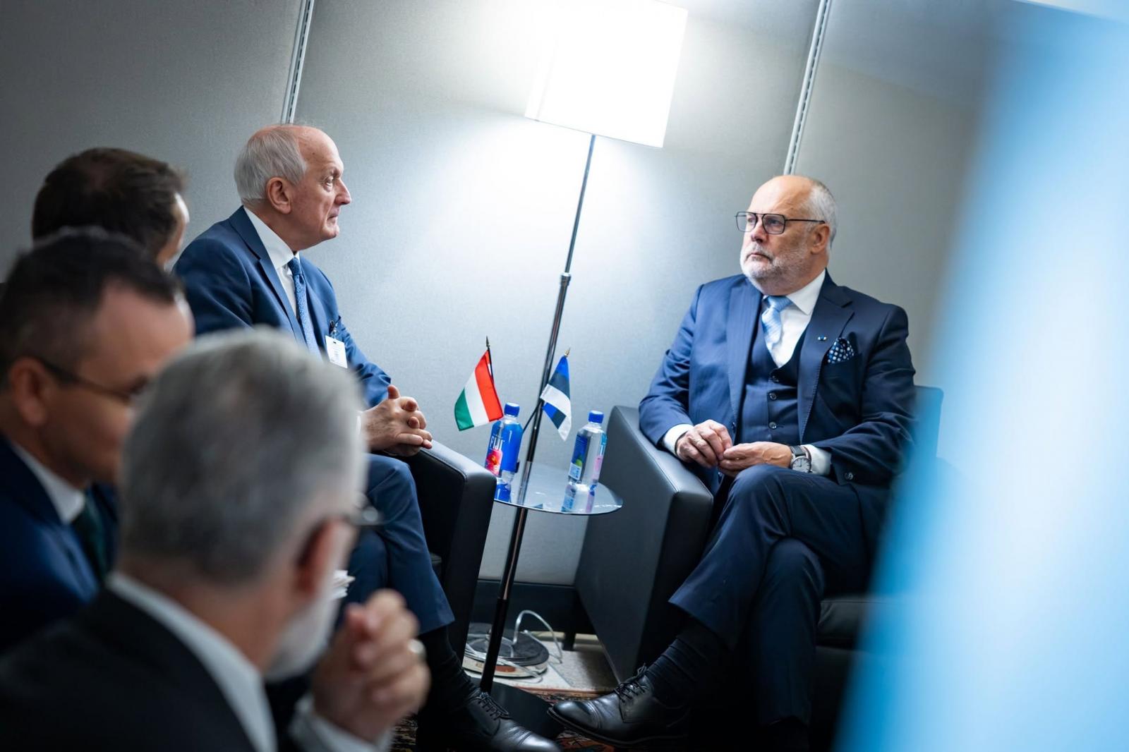 A magyar köztársasági elnök észt kollégájával, Alar Karisszal is eszmét cserélt