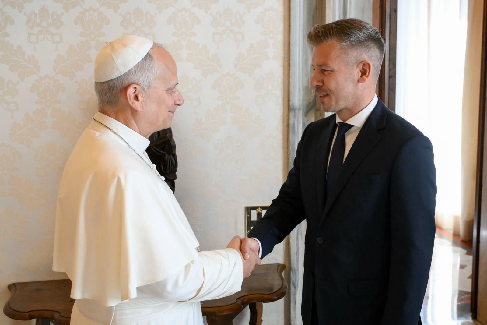 Magyar Péter meghívta XIV. Leót, a változásokról, kereszténységről és a mesterséges intelligenciáról is szót váltott a pápával