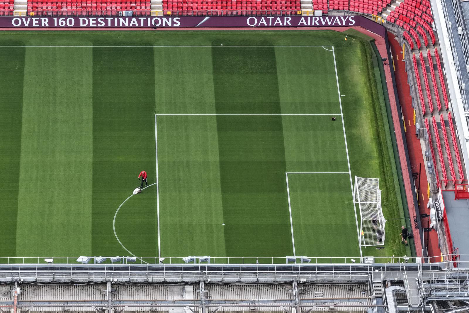 Mintegy 50 ezer forintért most szerezhet egy darabot az Old Trafford gyepéből