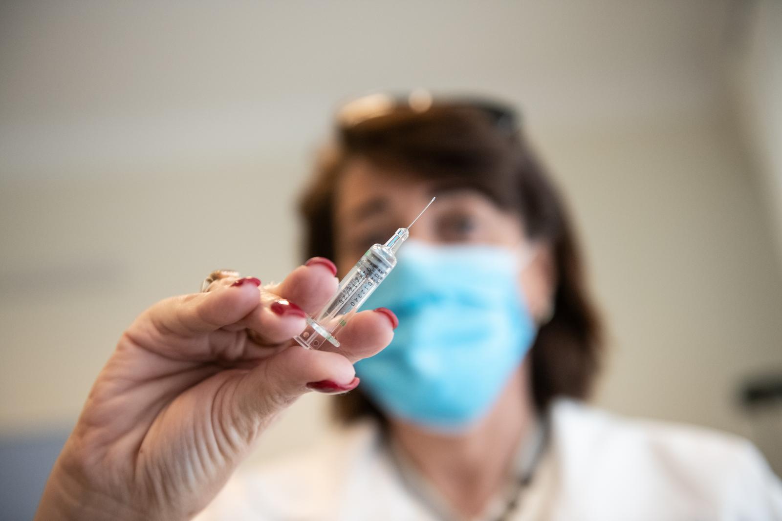 Kétféle Covid-vakcina érkezik az idei szezonra, a tiszti főorvos az oltások patikai beadását is támogatná