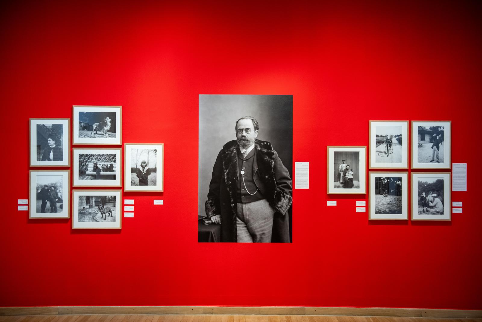 Középen: Émile Zola portréja a Nadar-műhelyből (1895)