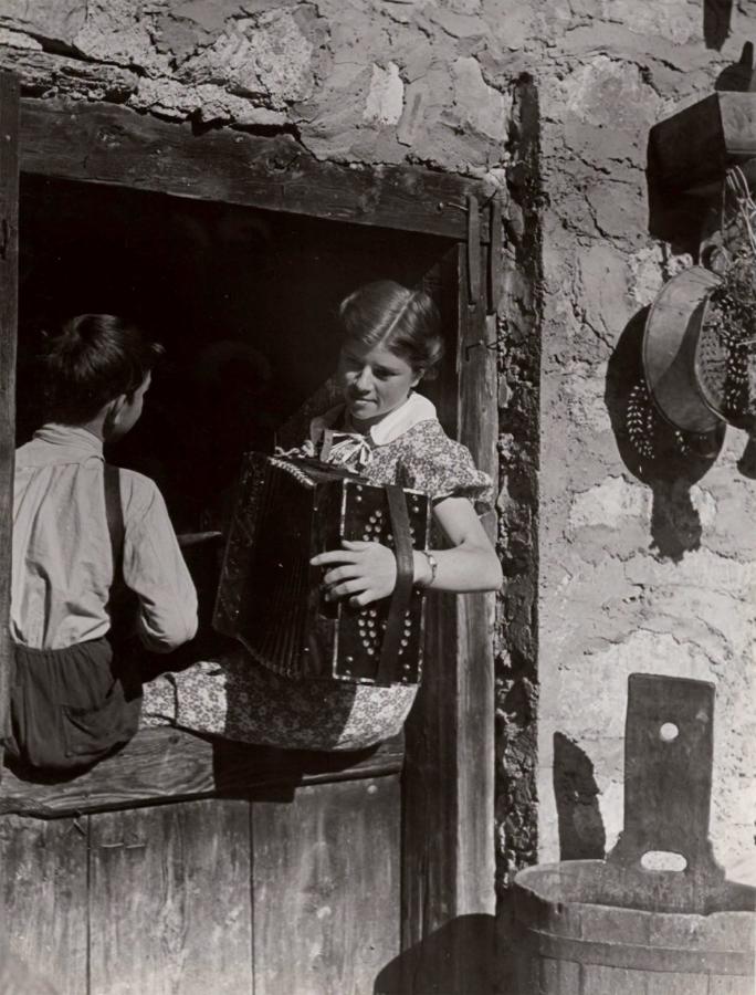 Nora Dumas: Harmonikás lány és egy fiú az ablakban (1930-as évek)