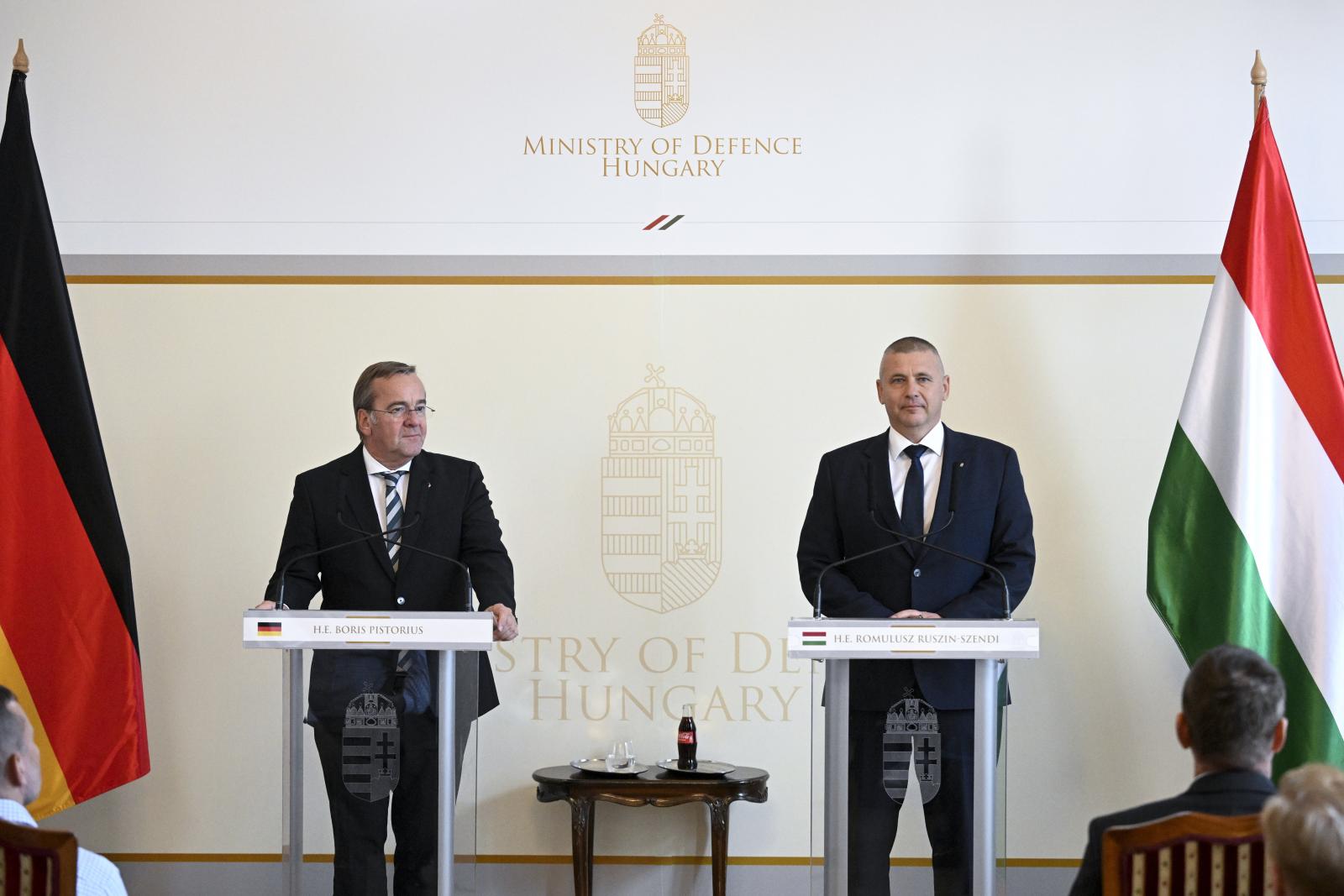 Erősödni fognak a német-magyar védelmi kapcsolatok, a német szakminiszter Ruszin-Szendi Romulusznak köszönte meg, hogy Magyarország visszatért Európába