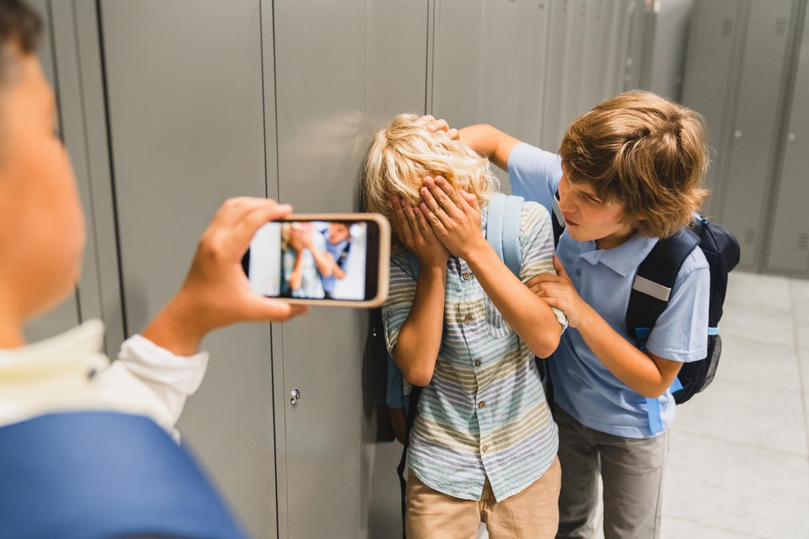 A bullying, a megalázás az online térben, a mesterséges intelligenciával generált képek a bántalmazás olyan új formái, amelyekre se a gyerekek, se a szülők nincsenek felkészülve