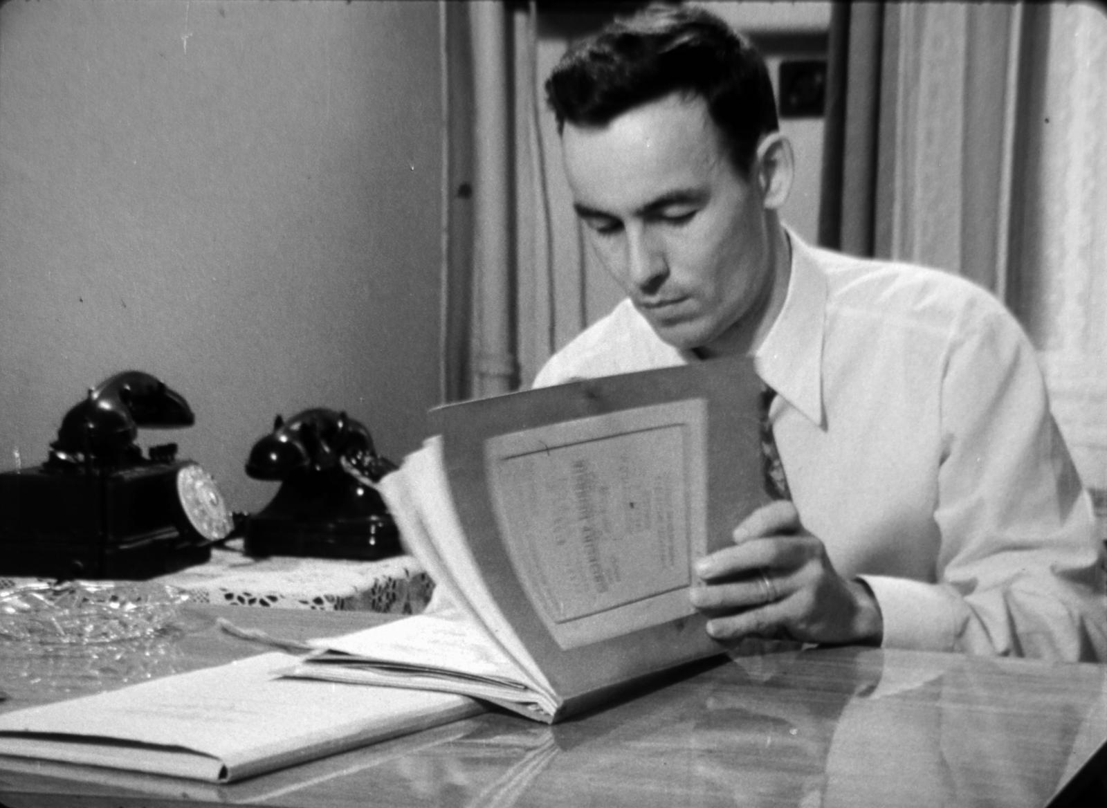 Képkocka a Belügyminisztérium Filmstúdiójának az ügynökbeszervezés módszertanát, a technikai jellegű részleteket oktató filmjéből (1962)