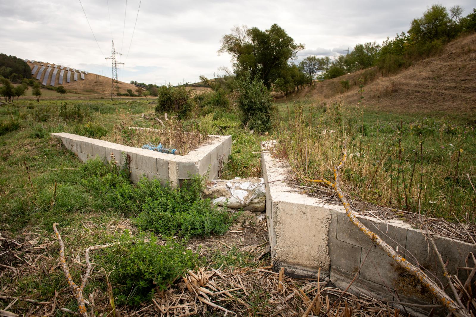 A Szentkúti-patak eredeti patakmedret beton közé szorították, homokzsákokkal elzárták, és egy új medret ástak a víztározóhoz, kiszárítva ezzel a patakot
