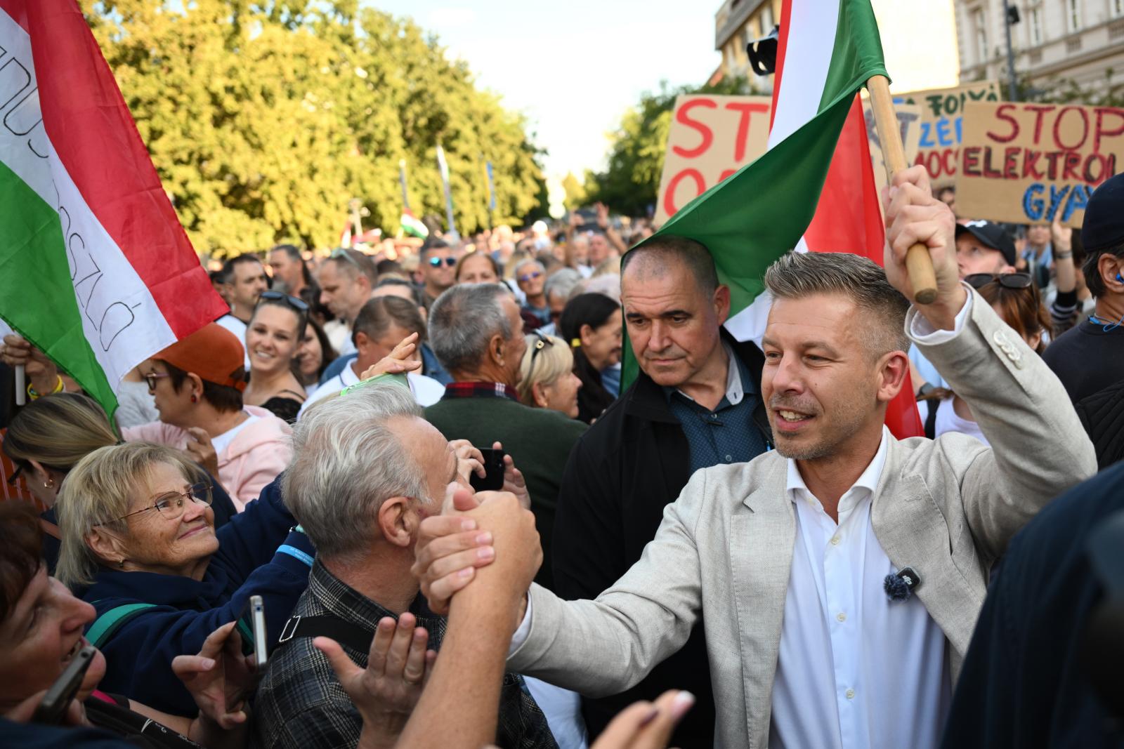 Kihallgatta és elengedte a Magyar Péter felé tojást dobó férfit a rendőrség