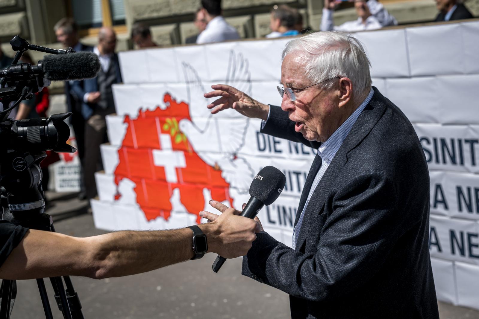 A kezdeményezés egyik legismertebb támogatója Christoph Blocher, a Svájci Néppárt korábbi meghatározó politikusa, egykori igazságügyi miniszter volt