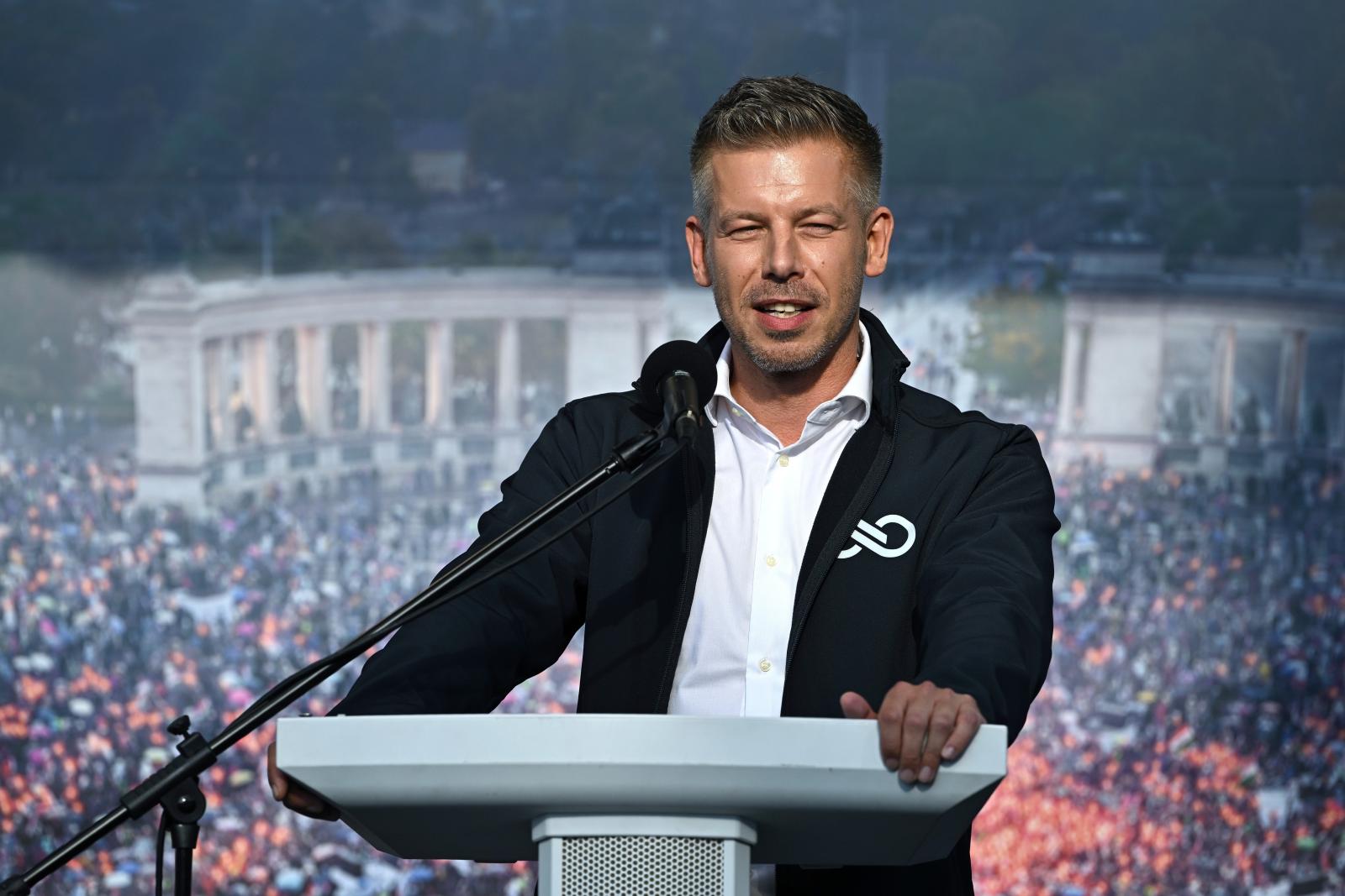 FAS: Magyar Péter egyre inkább showgyárat működtet a hatalomgyár helyett
