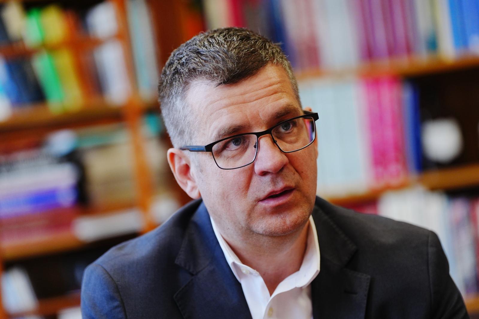 Már el is kezdődött Seszták Miklós kihallgatása, az Orbán-kormány volt minisztere önként ment be az ügyészségre