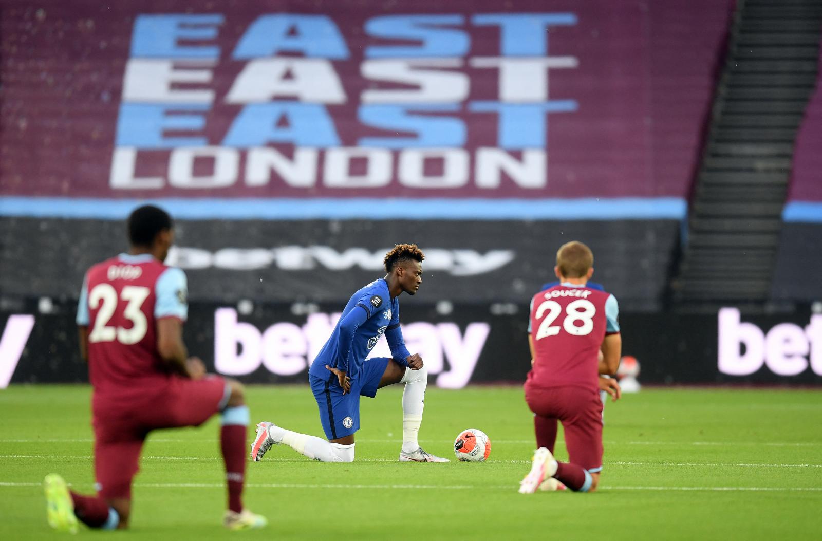 A Premier League-ben hosszú időn át térdeltek a játékosok a kezdő sípszó előtt