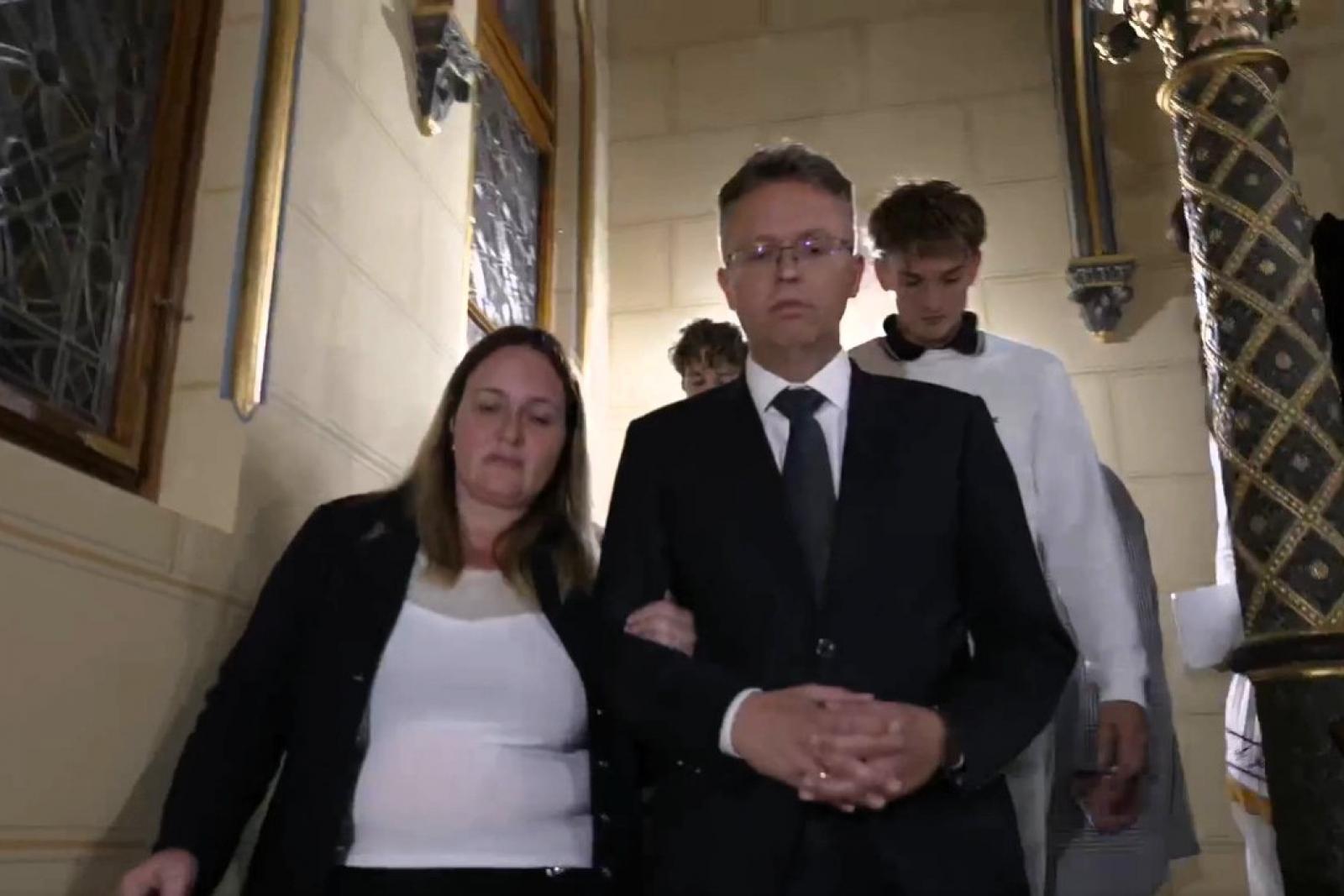 Hankó Balázs elhagyta a frakcióirodát és elindult az ügyészség felé