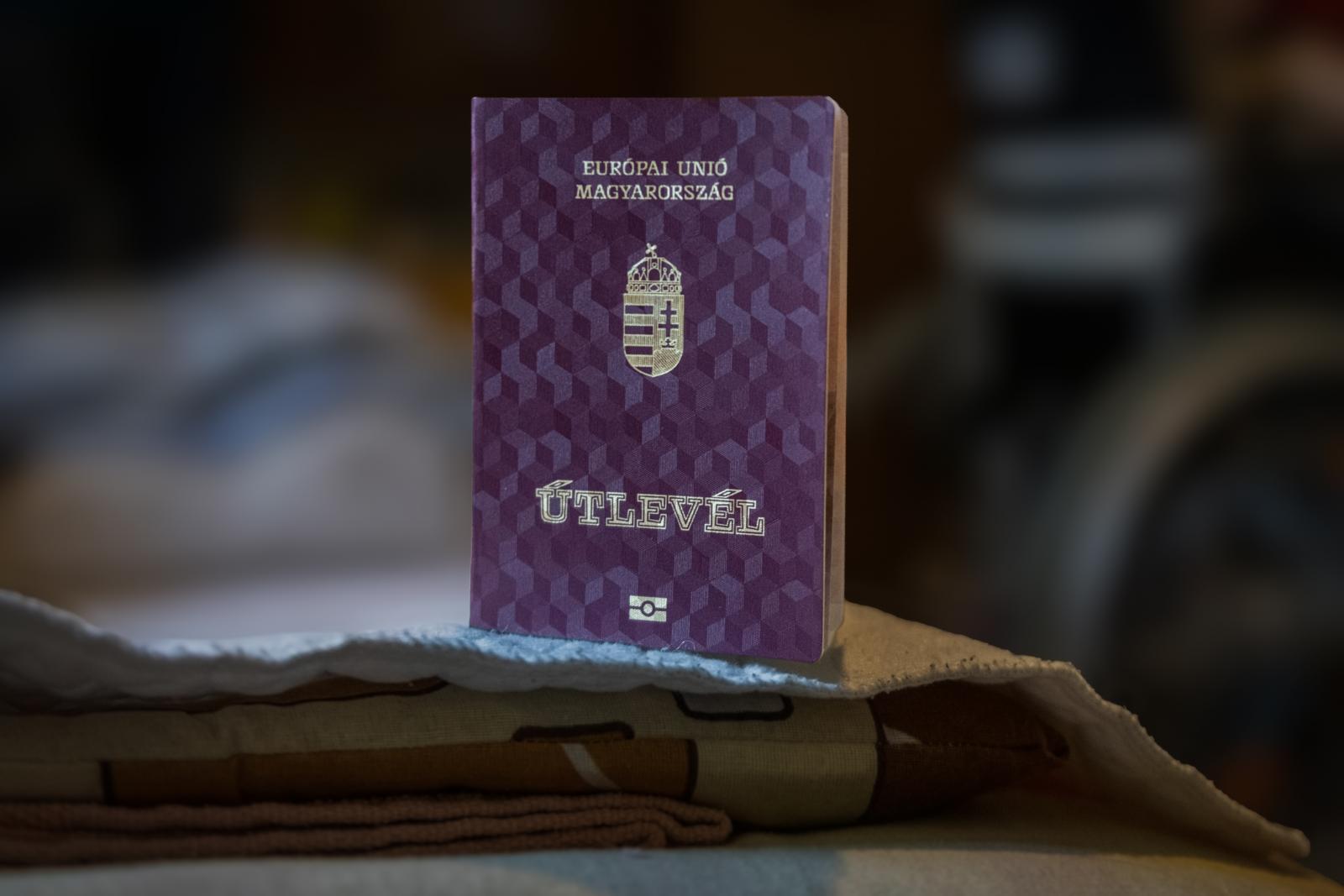 Silány minőségűek a magyar útlevelek, egyik olvasónkat a ferihegyi repülőtérről fordították vissza egy gyorsan szakadó dokumentum miatt