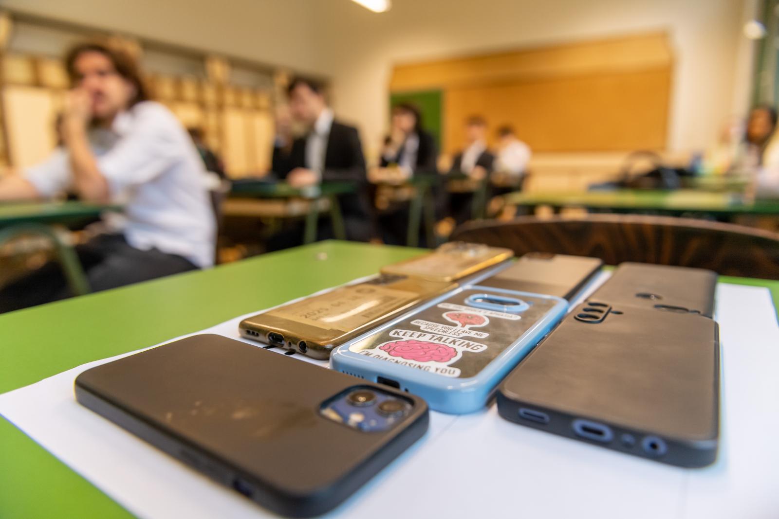 Egyre több országban korlátozzák a diákok iskolai mobiltelefon-használatát, kár, hogy a tiltás nem jelent hosszú távú megoldást