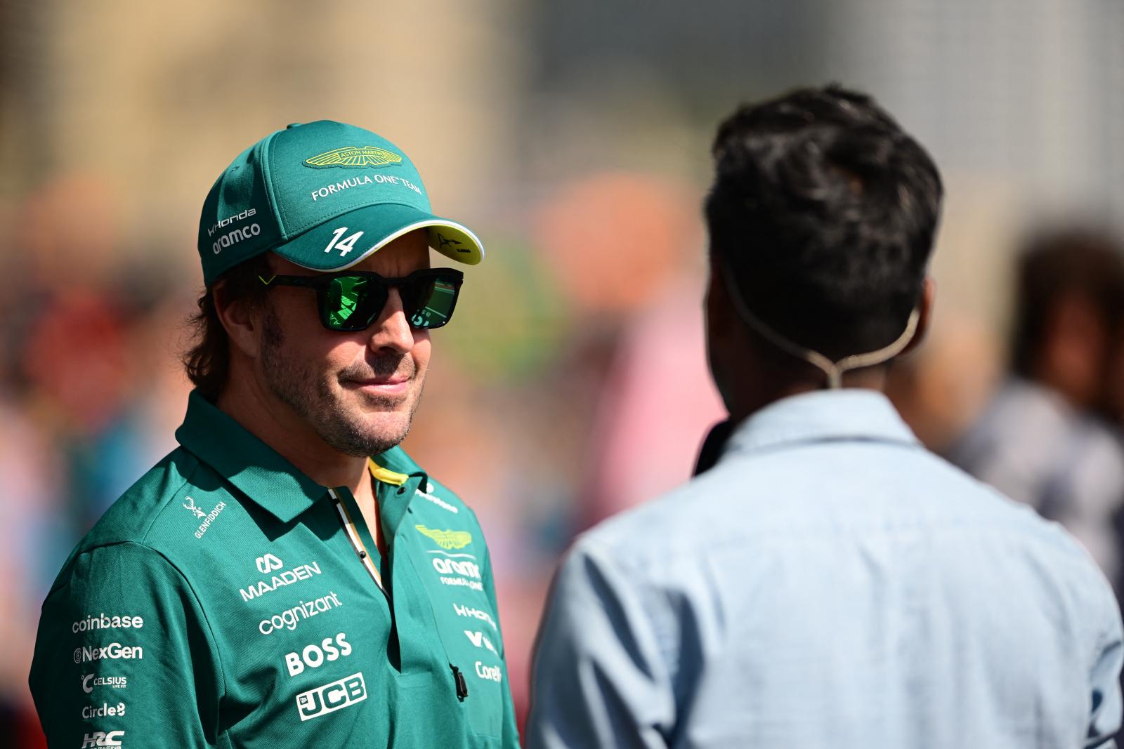 Fernando Alonso szerződést hosszabbított az Aston Martinnal