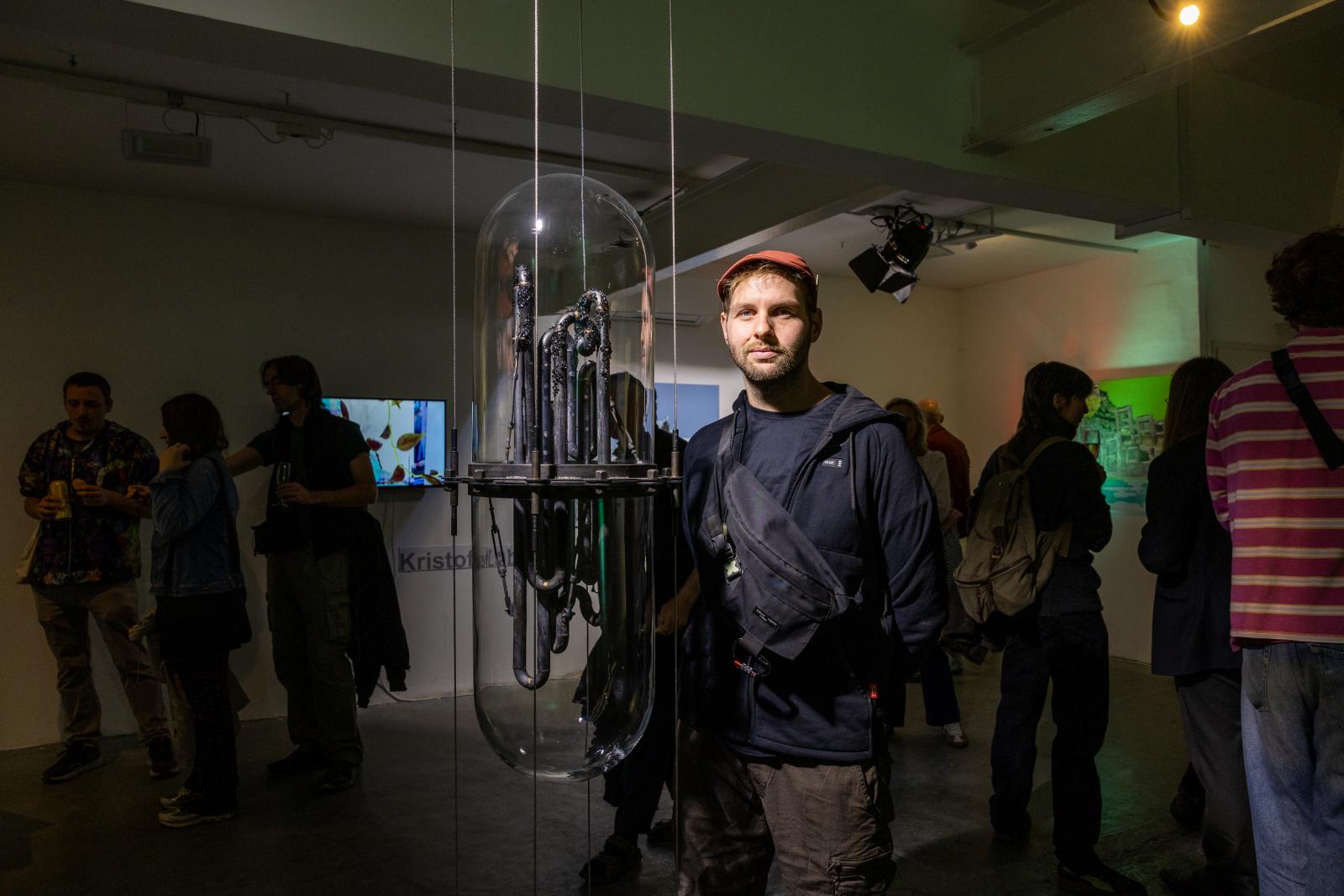 Szabó Kristóf (KristofLab) a Human as Error című sorozatának egy festményével