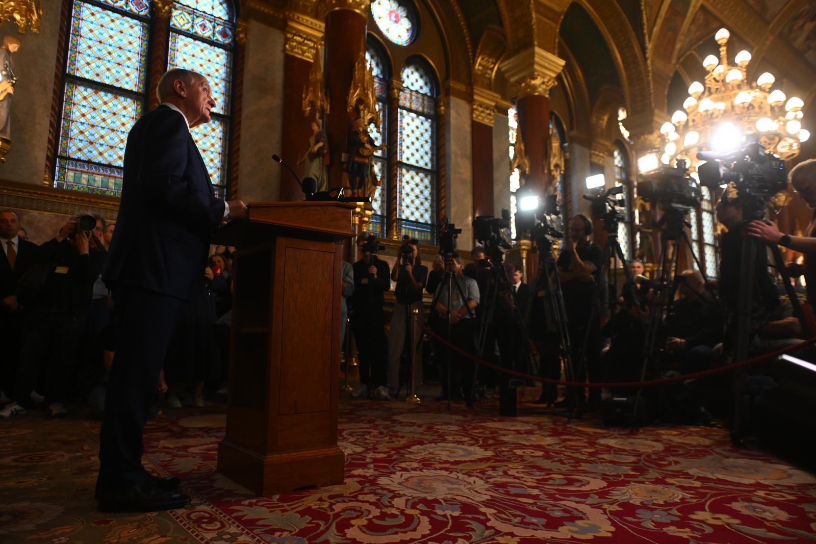 Baka András a sajtónak nyilatkozik miután nem választotta meg az országgyűlés Szathmáry Zoltánt