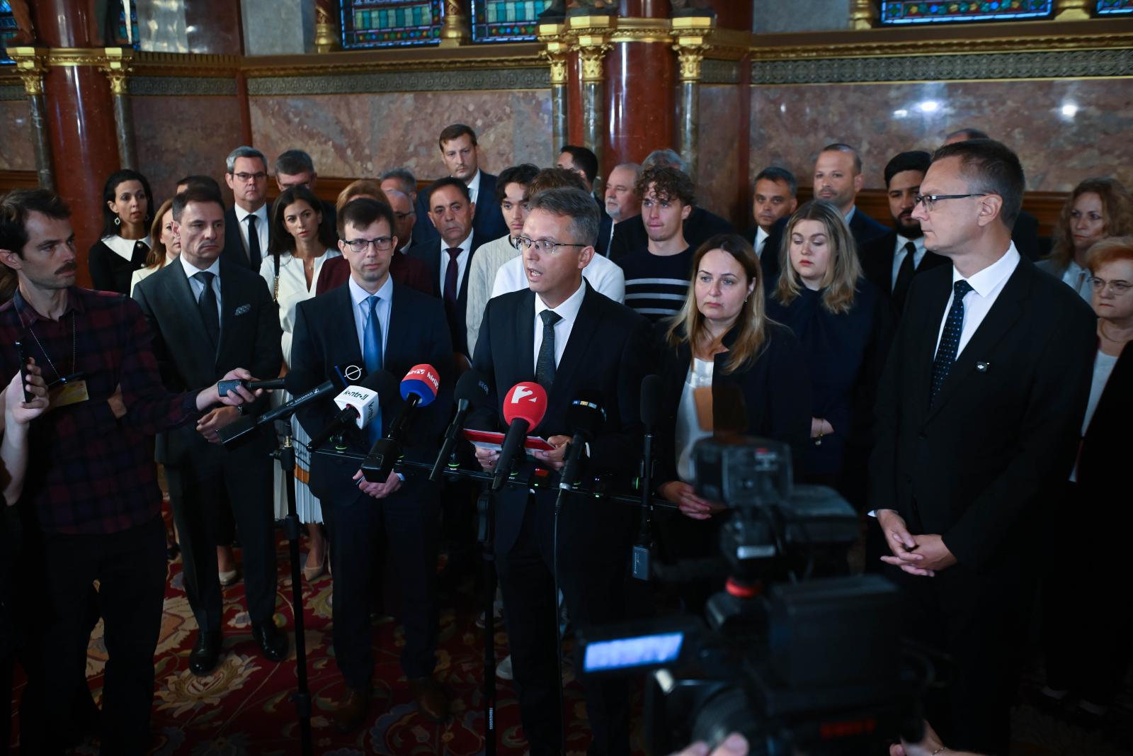 „Azért állnak Hankó Balázs mellé, mert vele együtt bukhatnak”