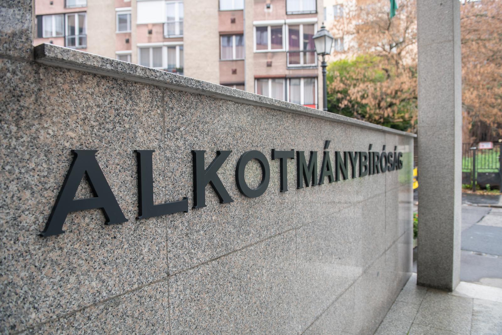 Alkotmánybíróság szerint sajtószabadságot sértett a Kúria azzal, hogy elítélte a magát kirgiz menekültnek kiadó újságírót