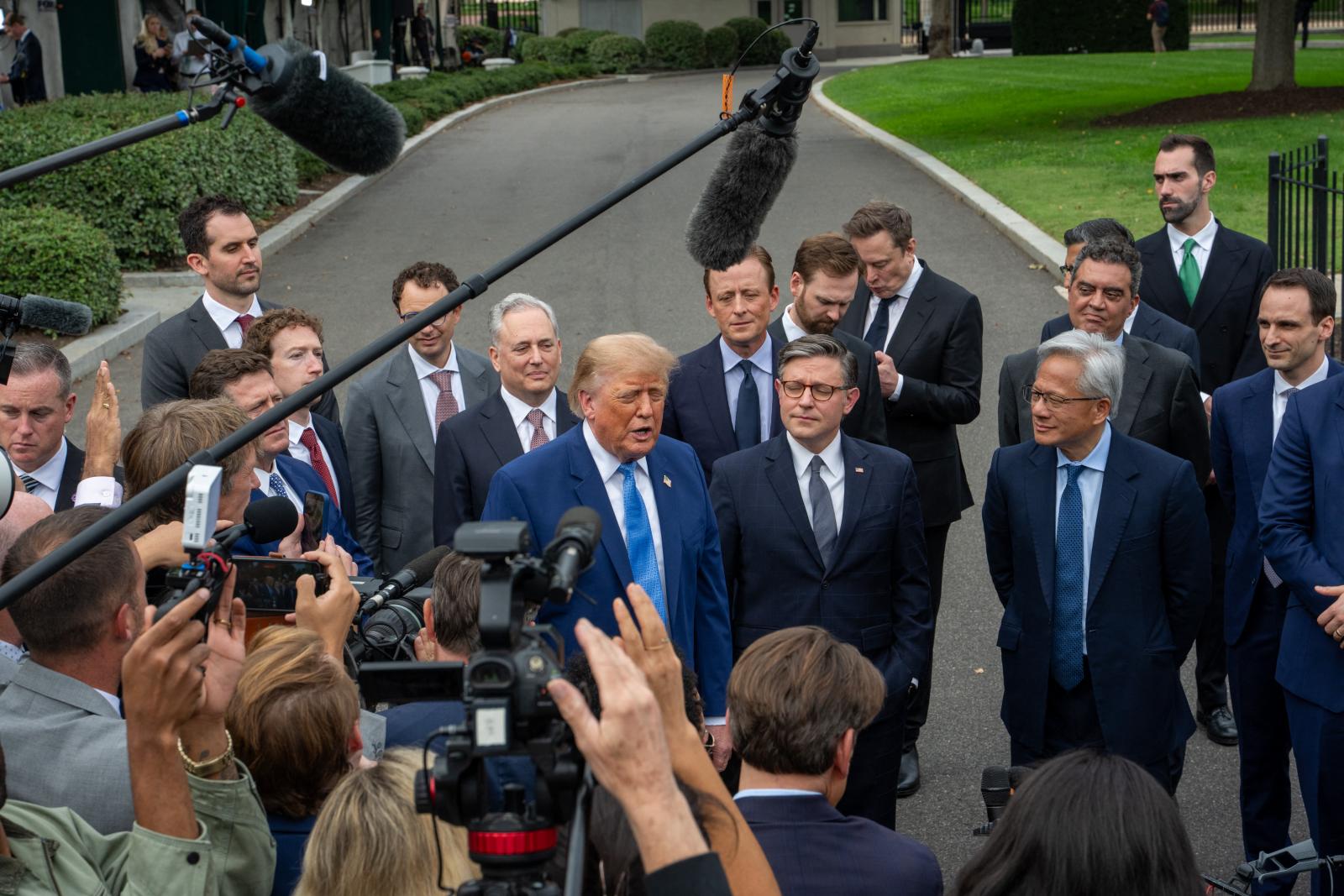Trump nem húzza be a féket, és szuperintelligenciának nevezte át az AI-t