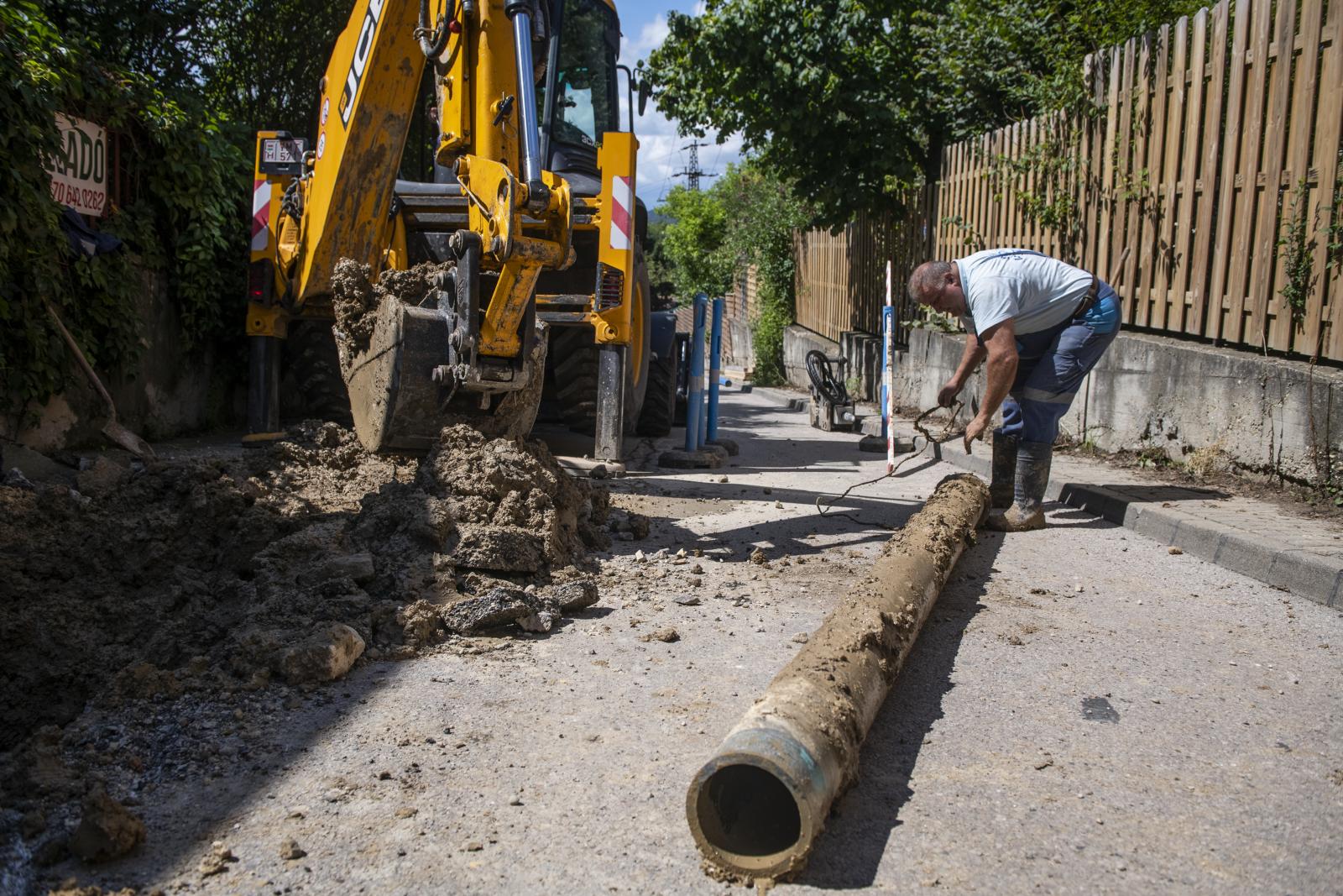 Csőtörés Budakeszin. Az oktatás, az egészségügy, a közlekedés, a víz- és energia-infrastruktúra finanszírozása nem pusztán jóléti kiadás.