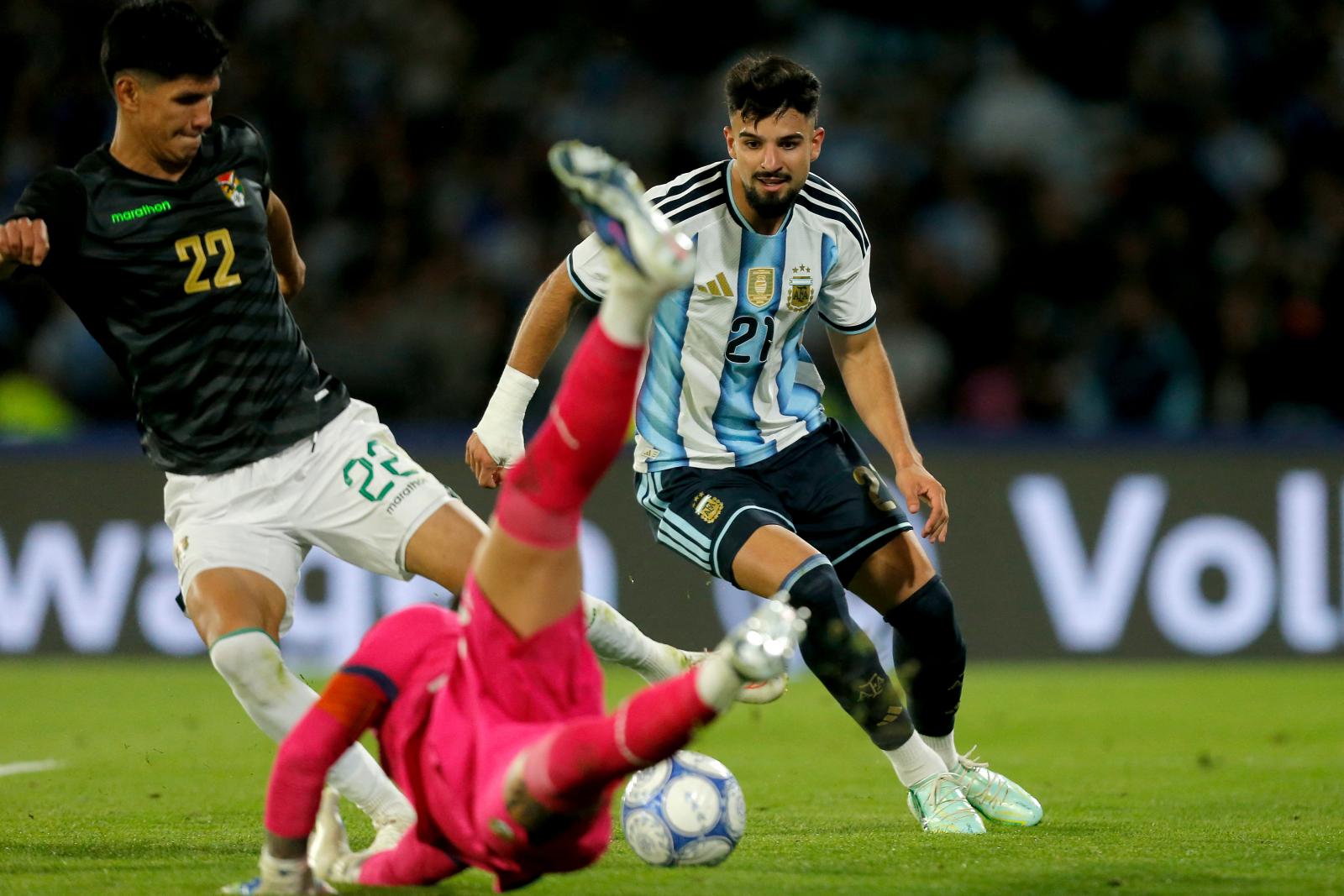 Immár a „díszdoktor” Messi nélkül nyertek simán az argentinok