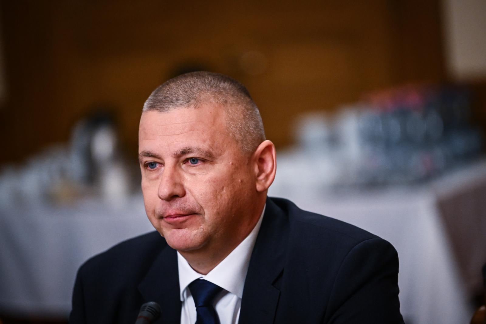 Döbbenetes pénszórást fedezett fel a honvédelmi miniszter a szolnoki laktanyafelújításnál