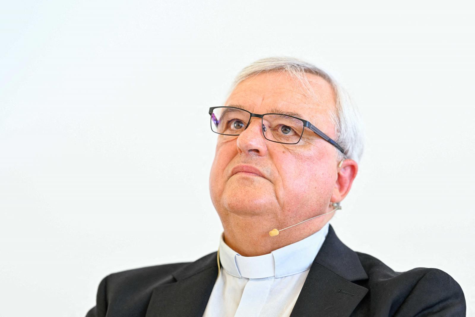 Válságban a német katolikus egyház, sorozatban mondanak le a vezetők