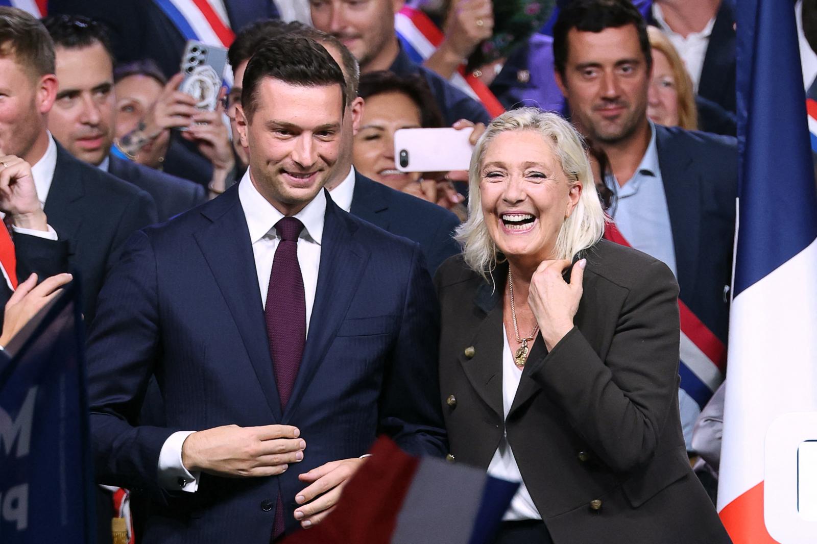 Marine Le Pen leszögezte, ő bízik pártja antiszemita üzenetek miatt botrányba keveredett elnökében