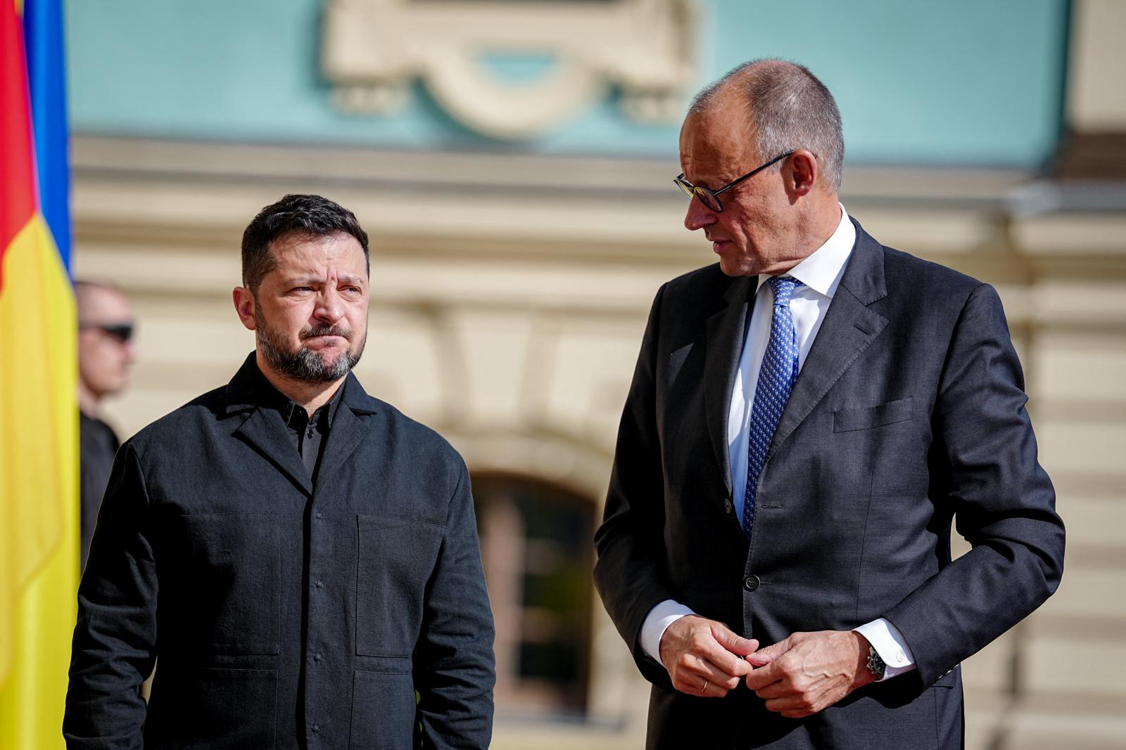 Friedrich Merz a háború leállítására szólította fel Vlagyimir Putyint Kijevben, miközben orosz támadások miatt szóltak a légvédelmi szirénák
