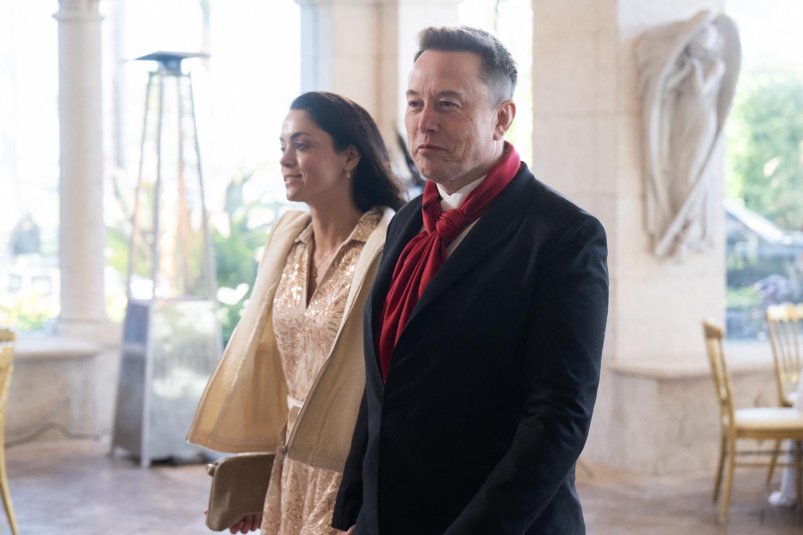 Elon Musk váratlanul szakított négy gyermeke anyjával, aki úgy kitálalt, mintha nem lenne holnap
