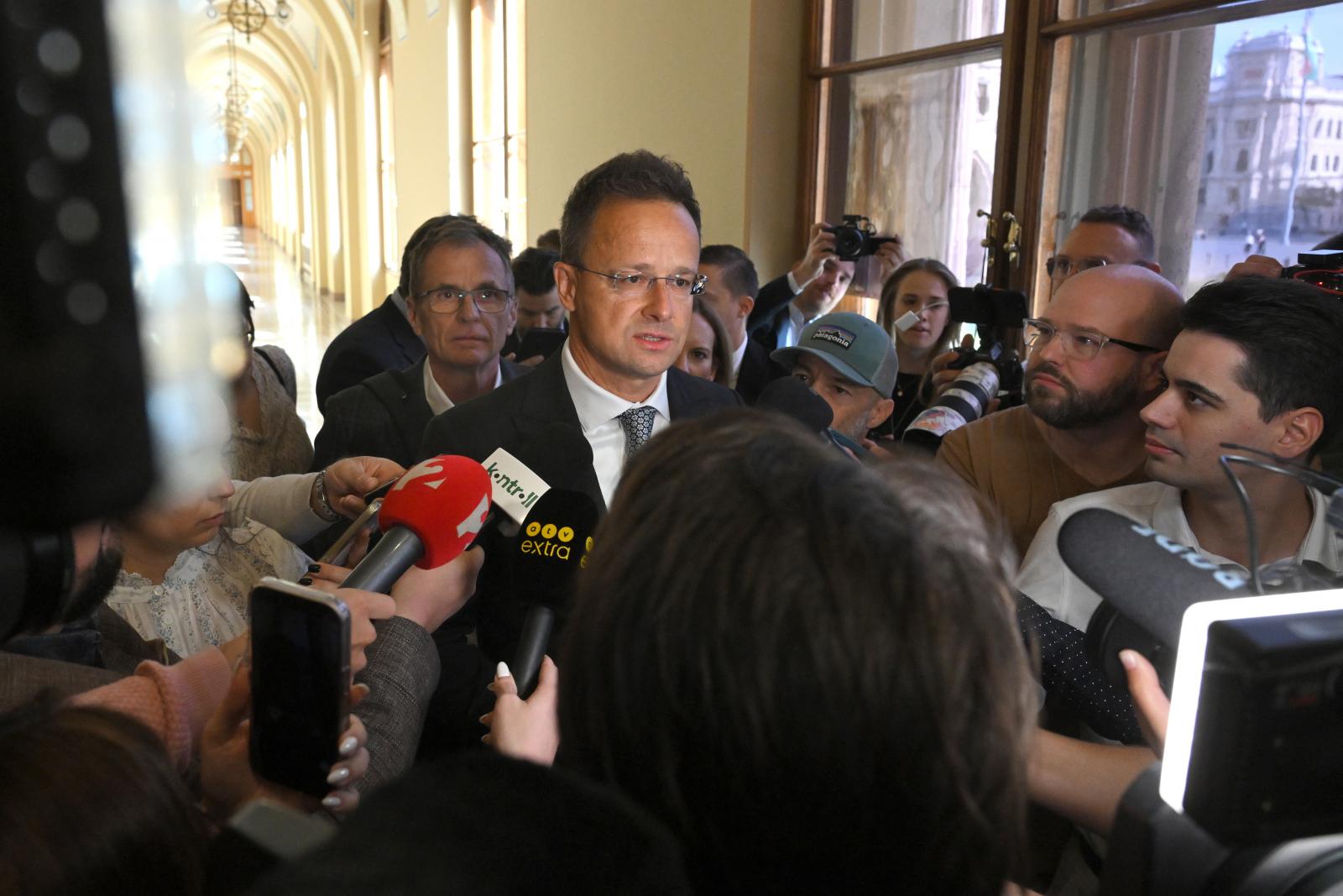 Szijjártó Péter megjelent a parlamenti nemzetbiztonsági bizottság meghallgatásán