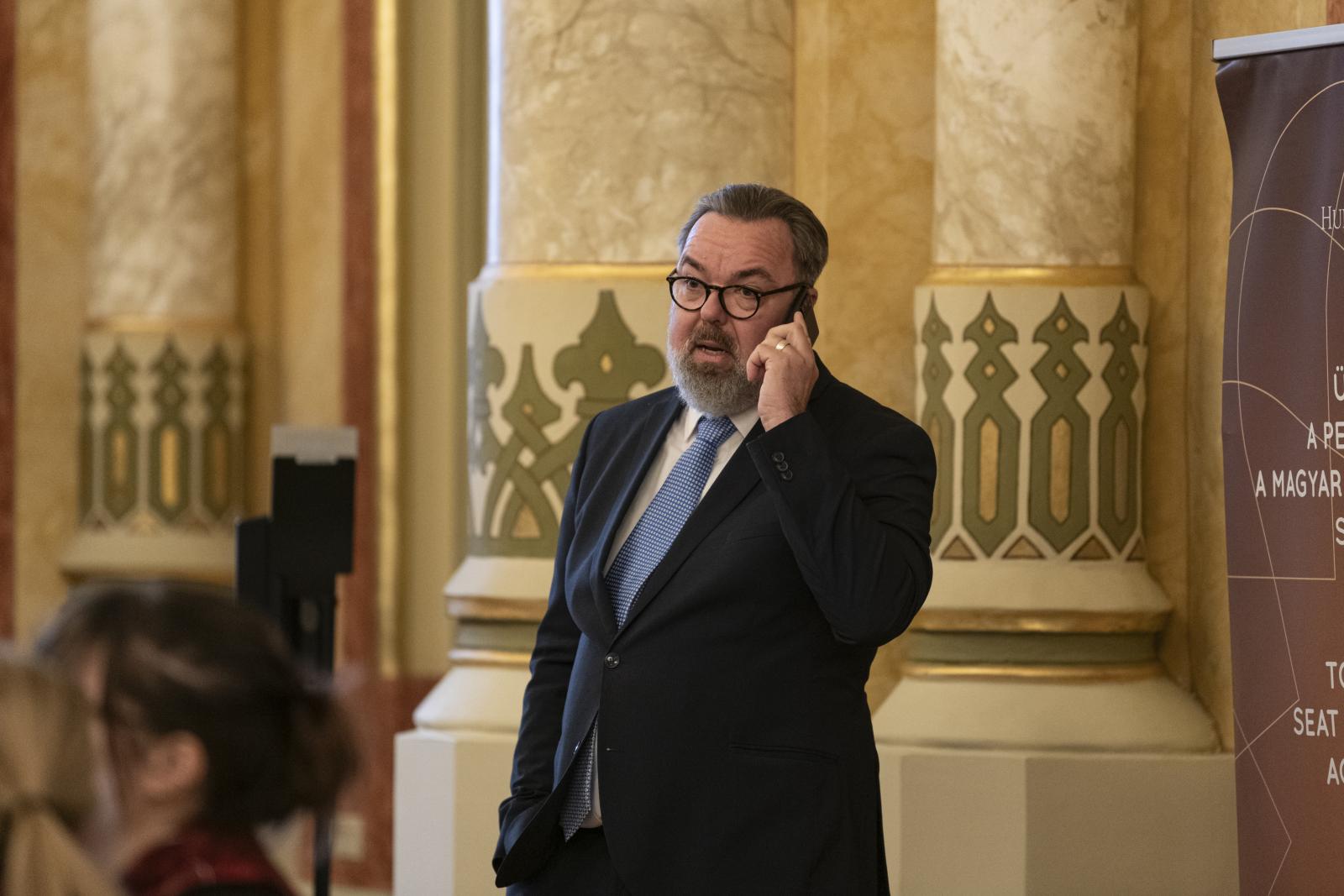 „Elég volt a képmutatásból” – L. Simon Lászlónak üzent az Irodalmi Szakszervezet