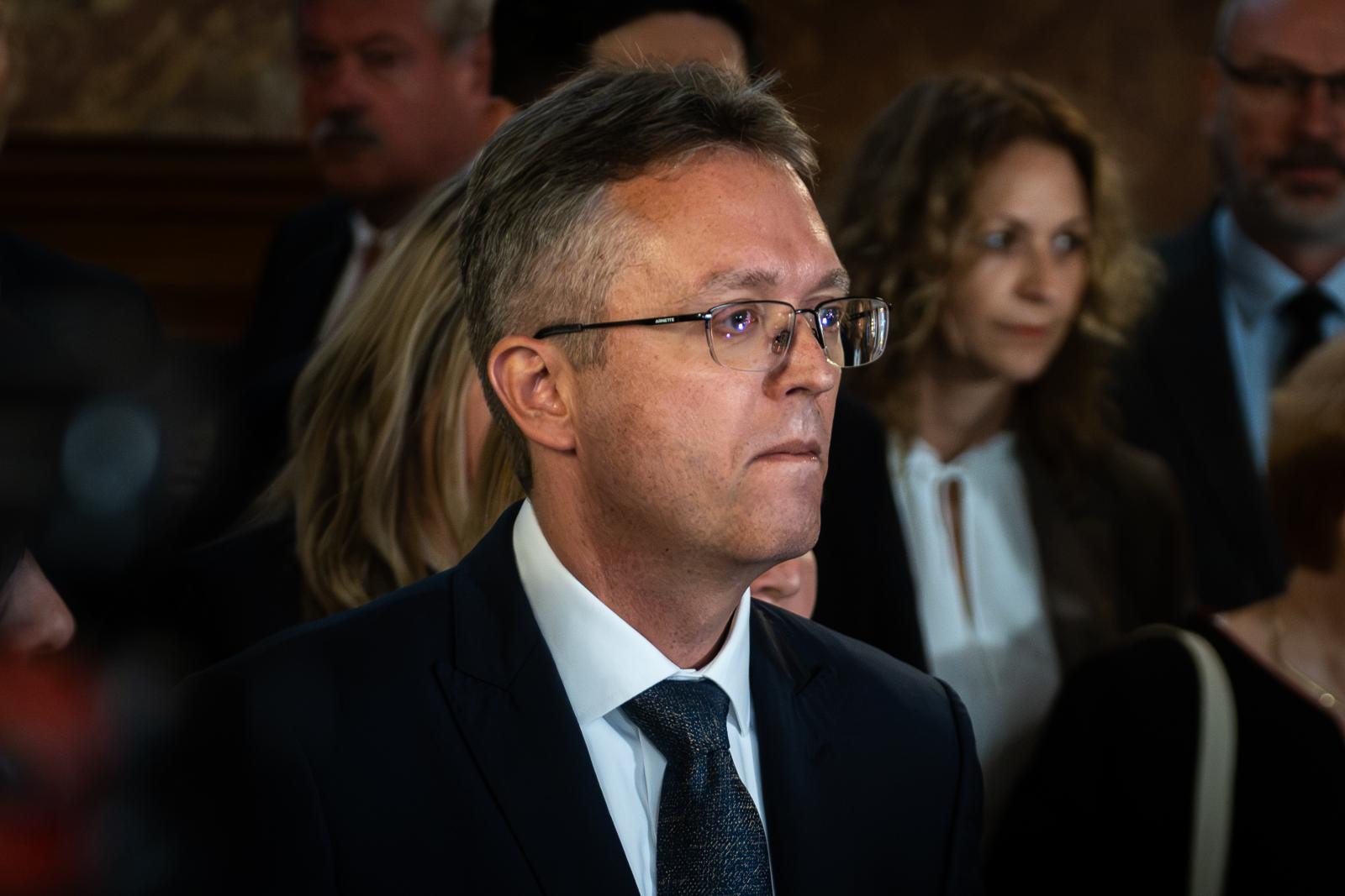 Imával és közös énekléssel álltak ki Hankó Balázs mellett Gödöllőn
