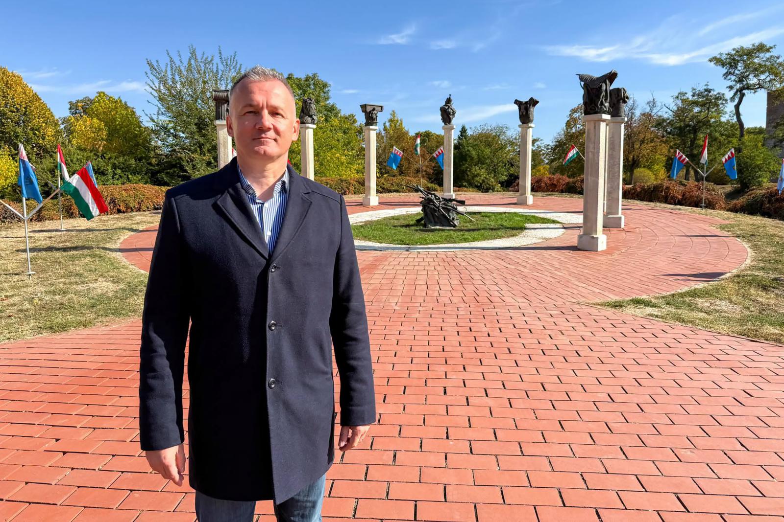 Nem akar politikát október 6-án Gyula polgármestere, ezért előre szólt, hogy Magyar Pétert ellenszenvesnek tartja